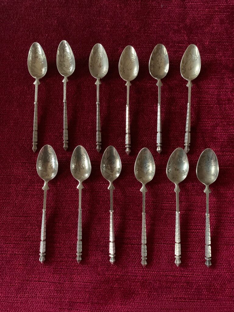 Set of 12 silver teaspoons.