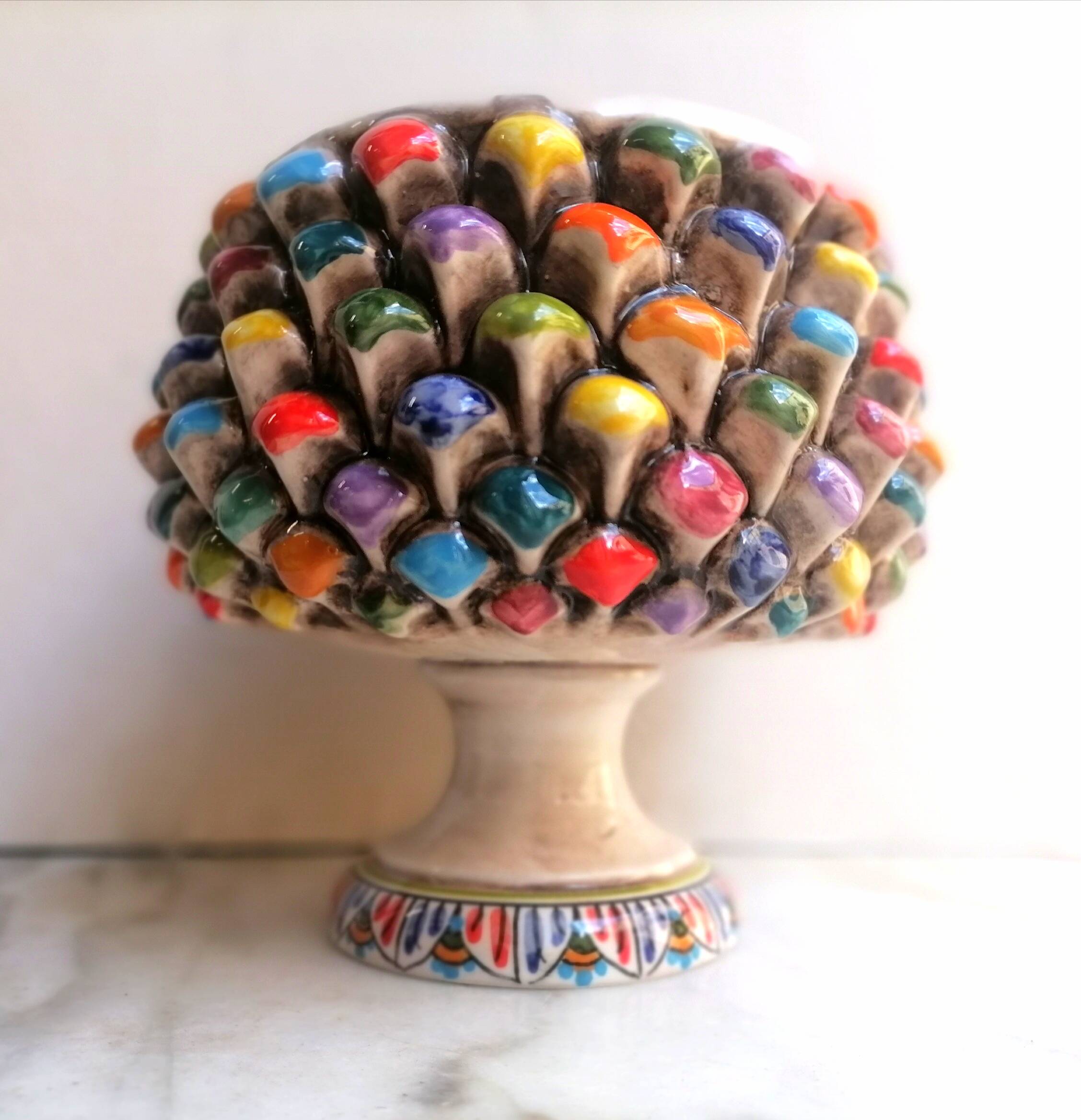 vaso a forma di pigna siciliana