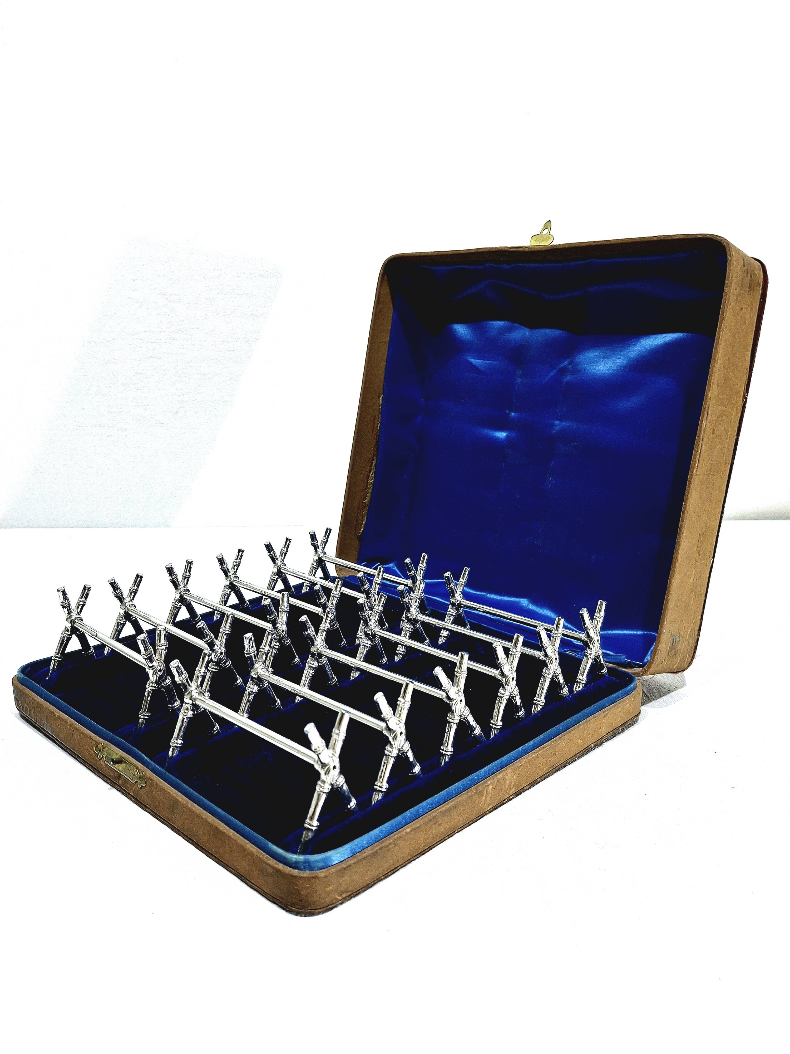 12 silver-plated metal knife handles, in a case.