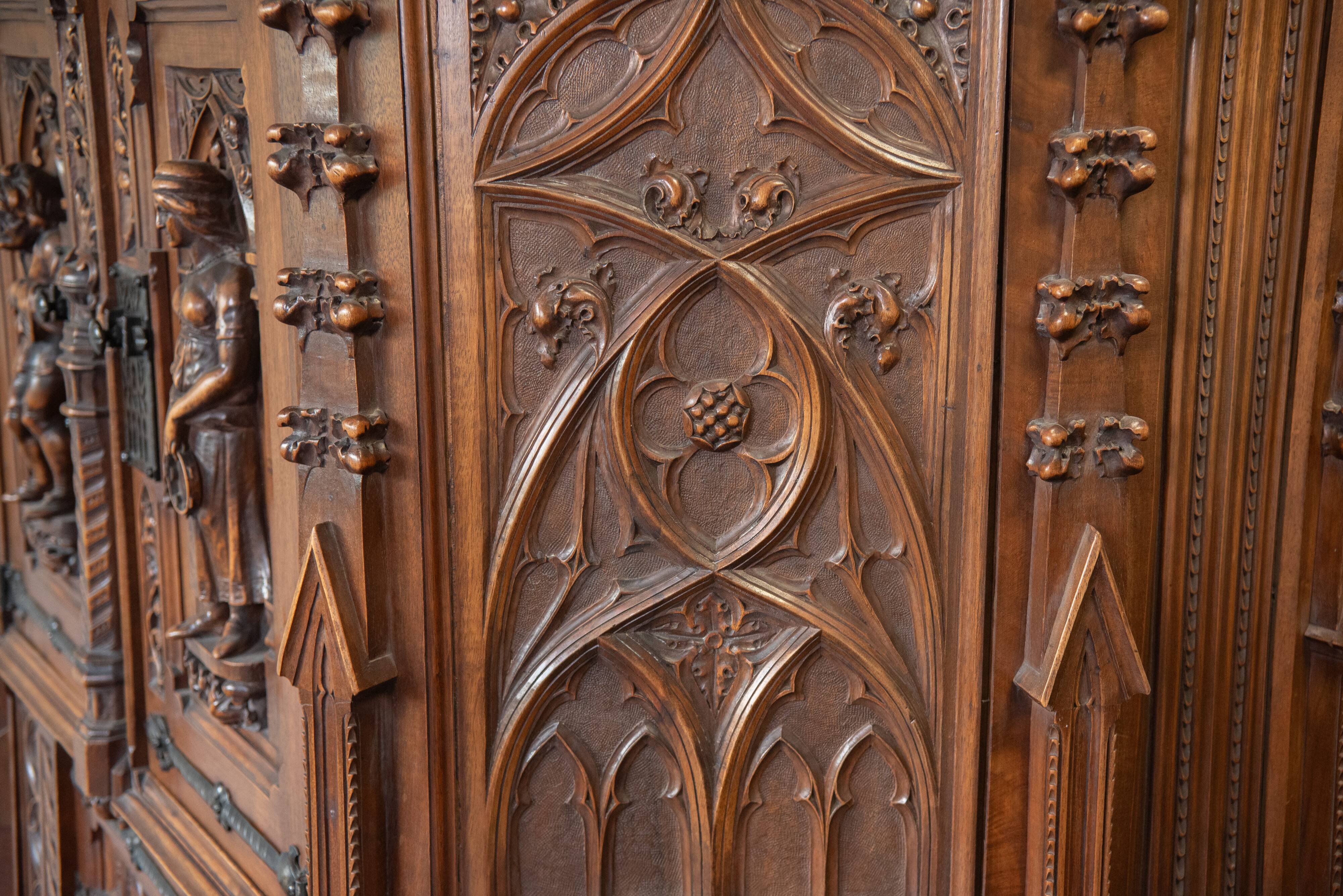 Cabinet, buffet sculpté français de style néo-gothique, fin du XIXe siècle