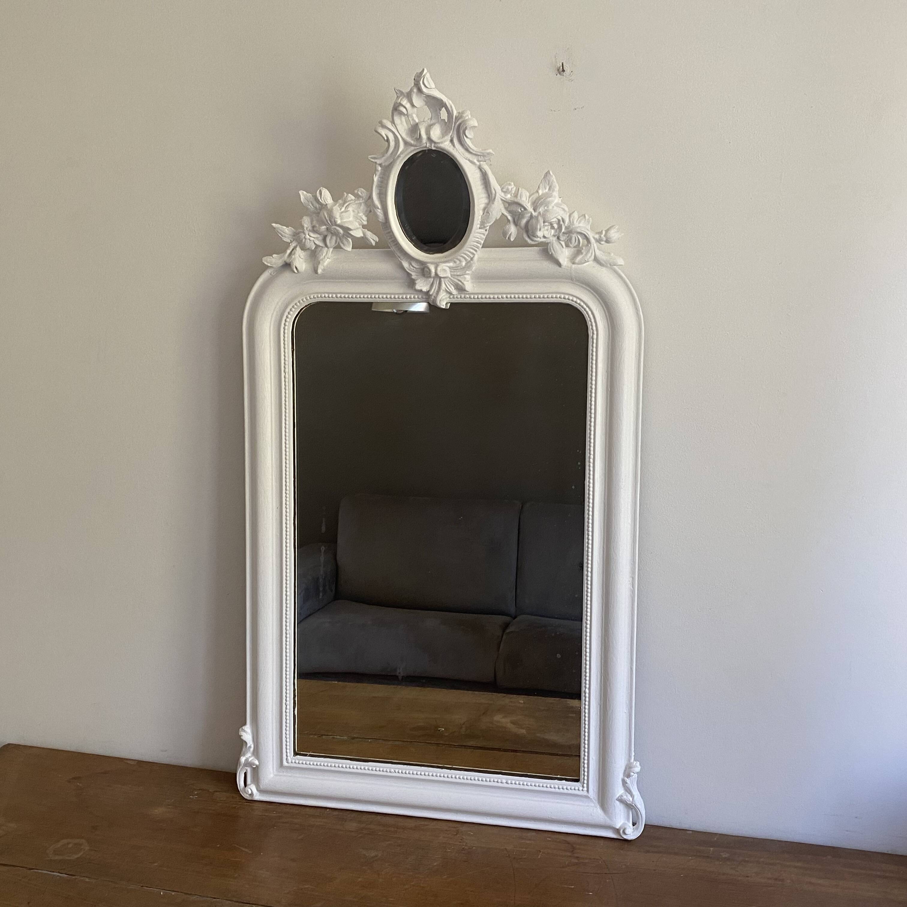 Late 19th-century mirror with a decorated pediment. 112x66.