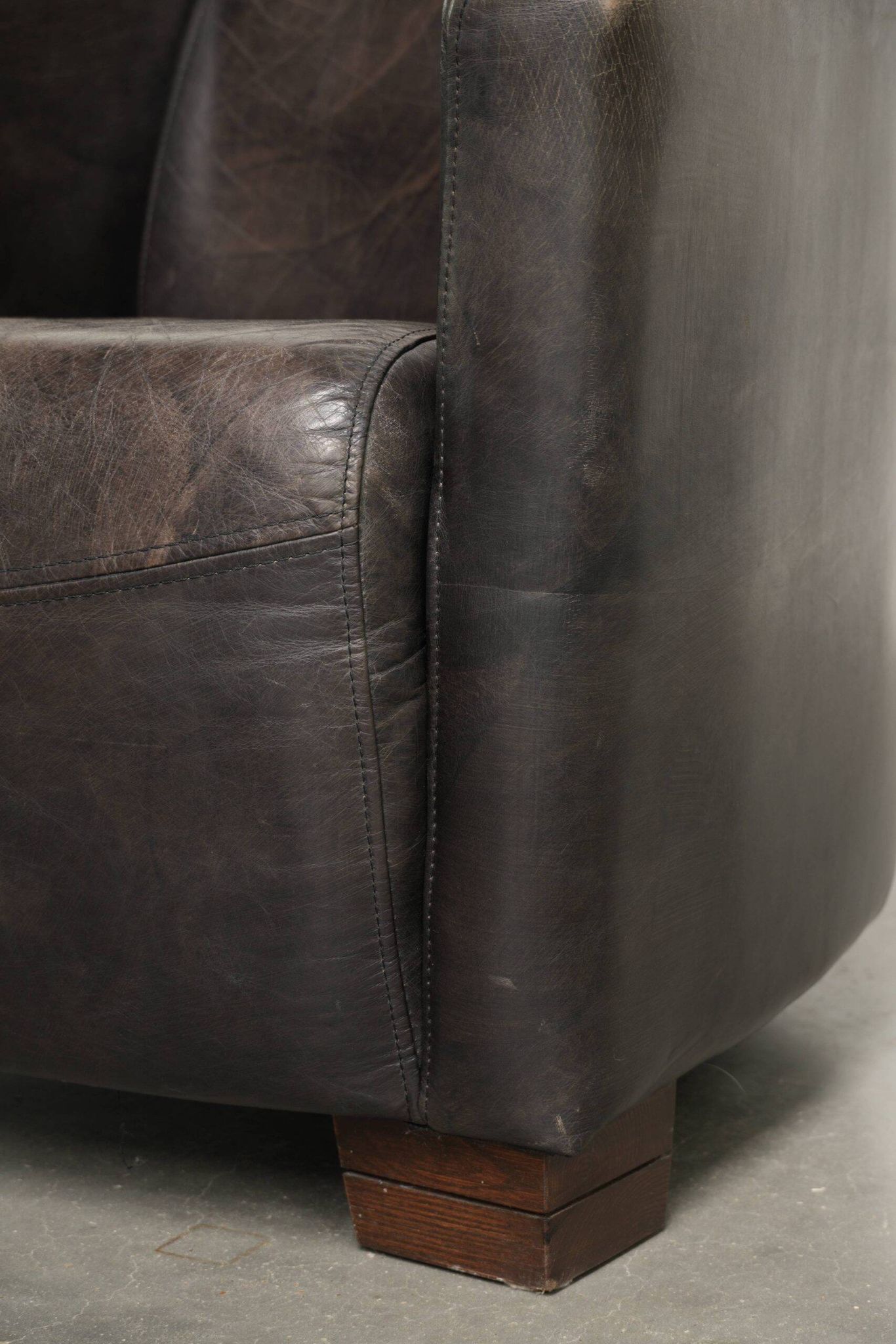 Ensemble vintage de 2 fauteuils en cuir de vachette au design Aviateur.