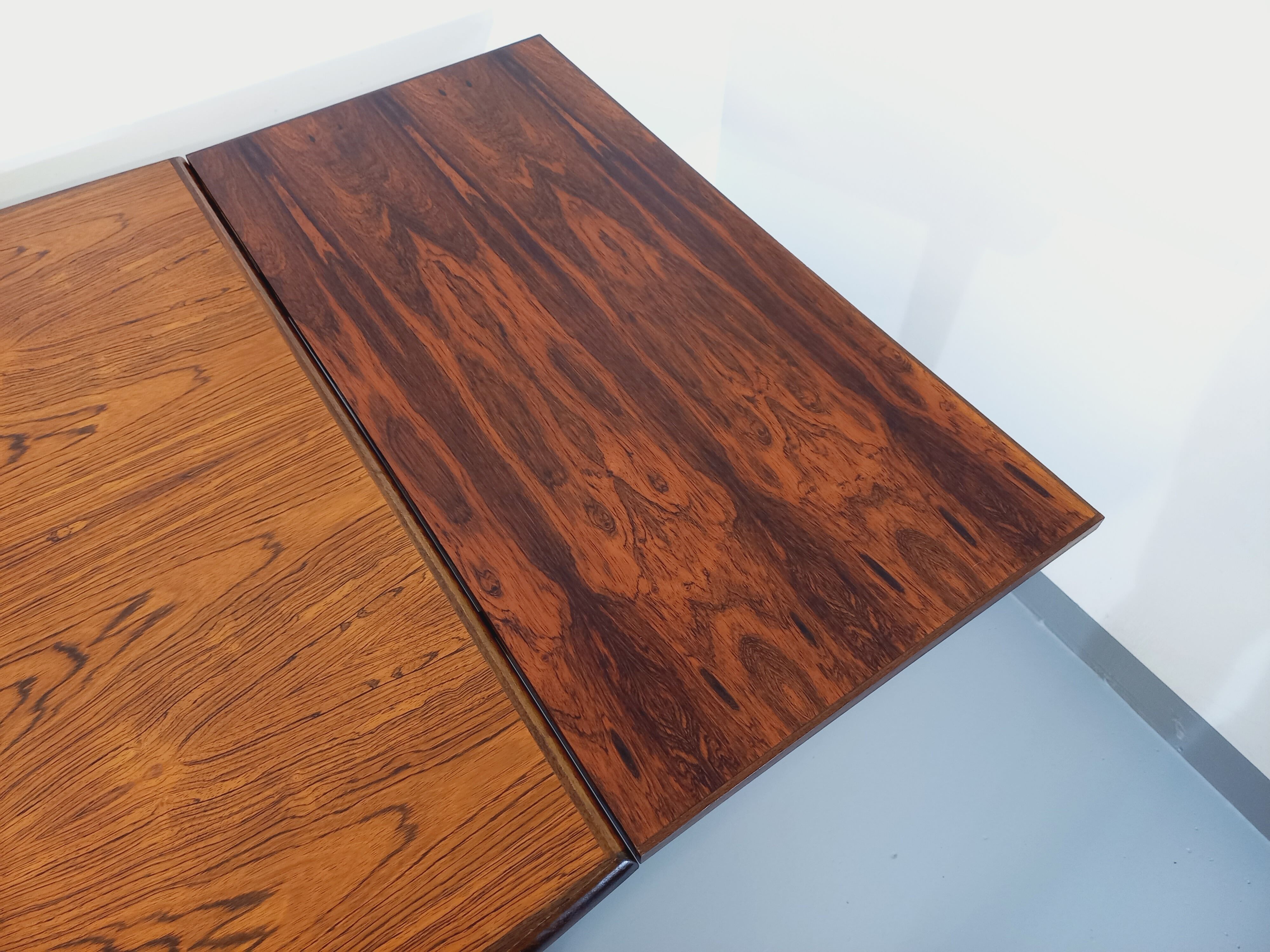 Vintage Scandinavian style dining table from the 50s 60s in rosewood with extensions