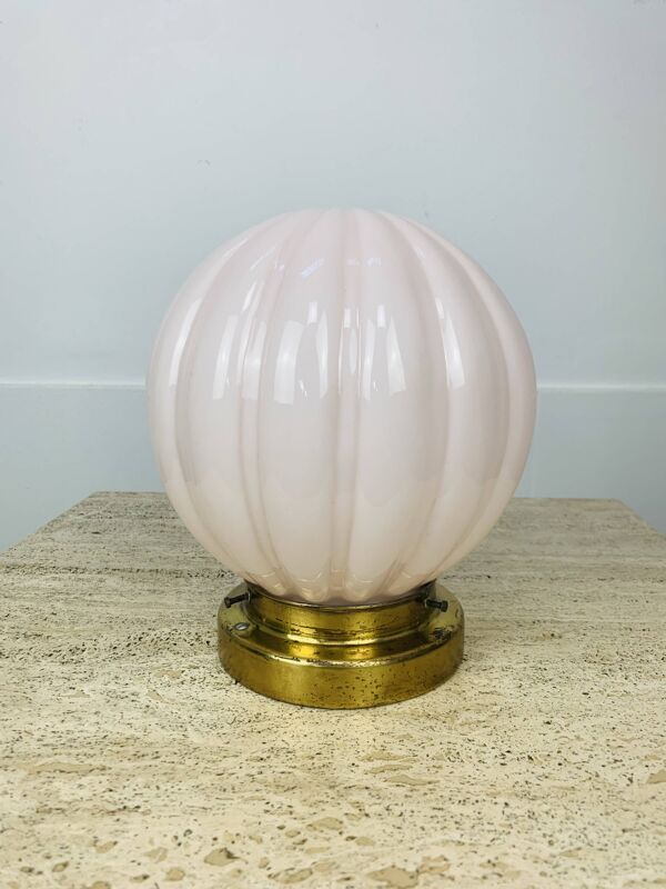 Applique globe opaline art déco rose, socle laiton doré, plafonnier