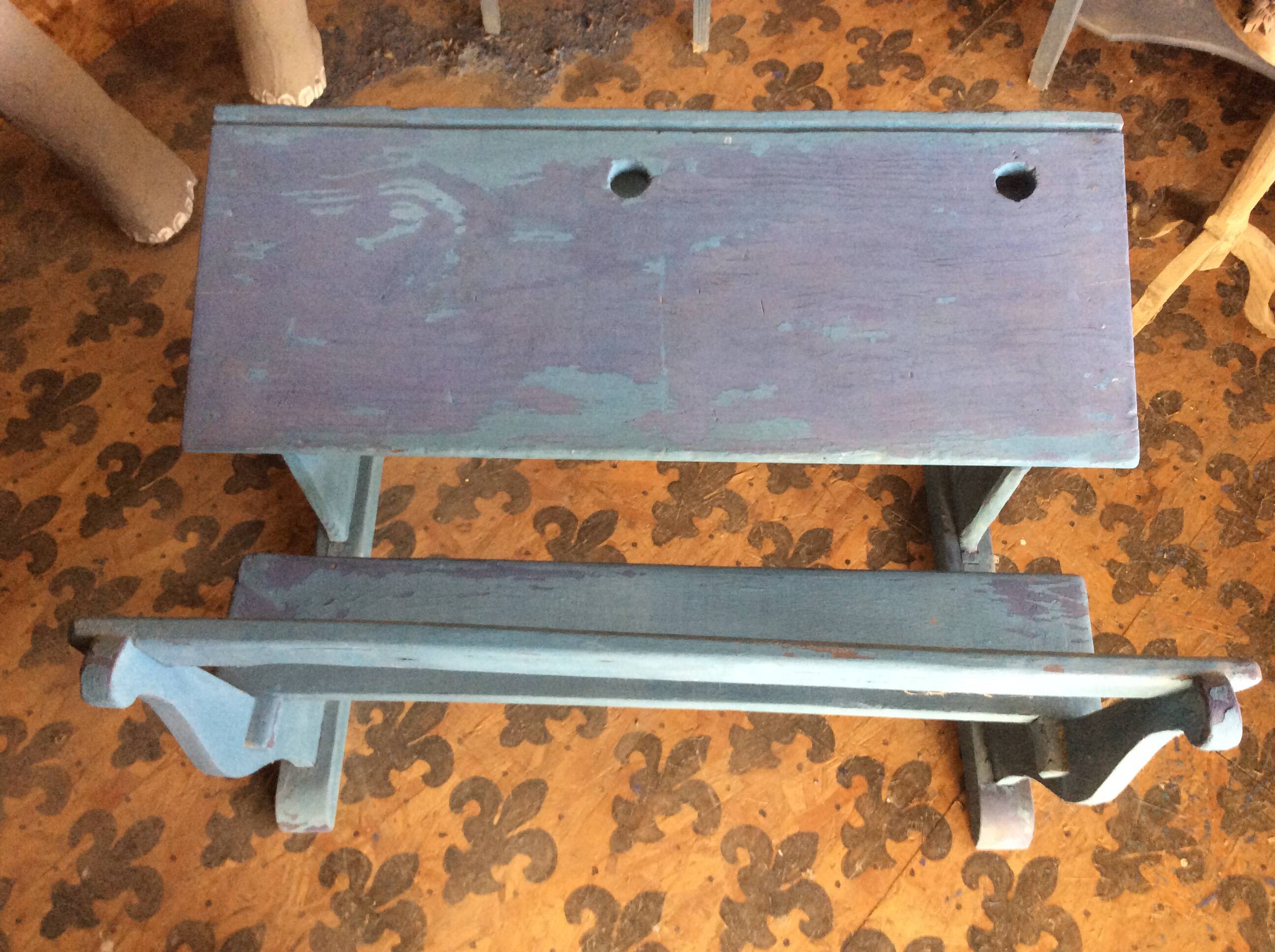 School bench early 900