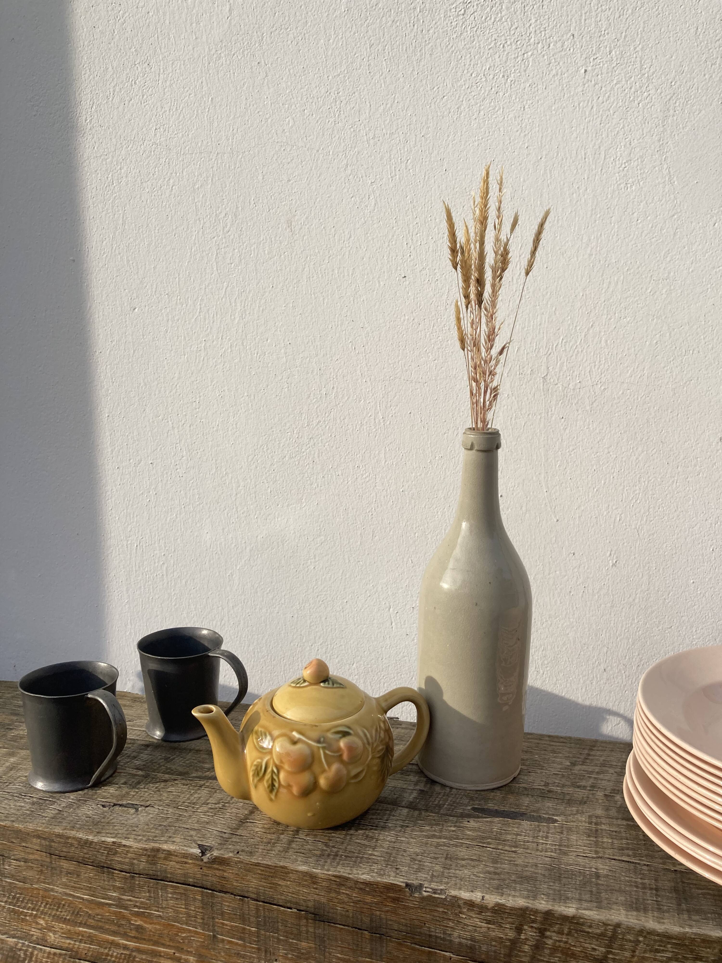 Teapot in vintage beige fruit slip