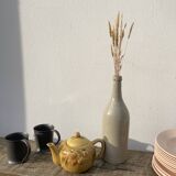 Teapot in vintage beige fruit slip