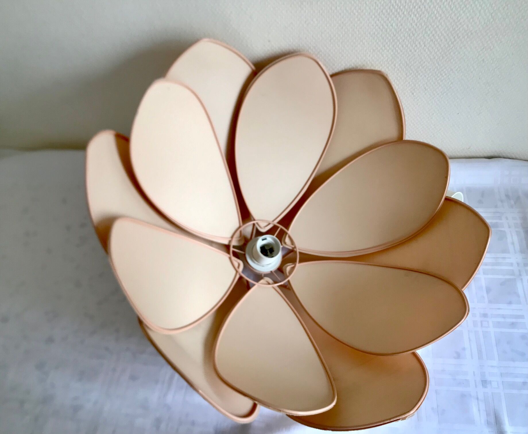 Suspension lotus flower petals