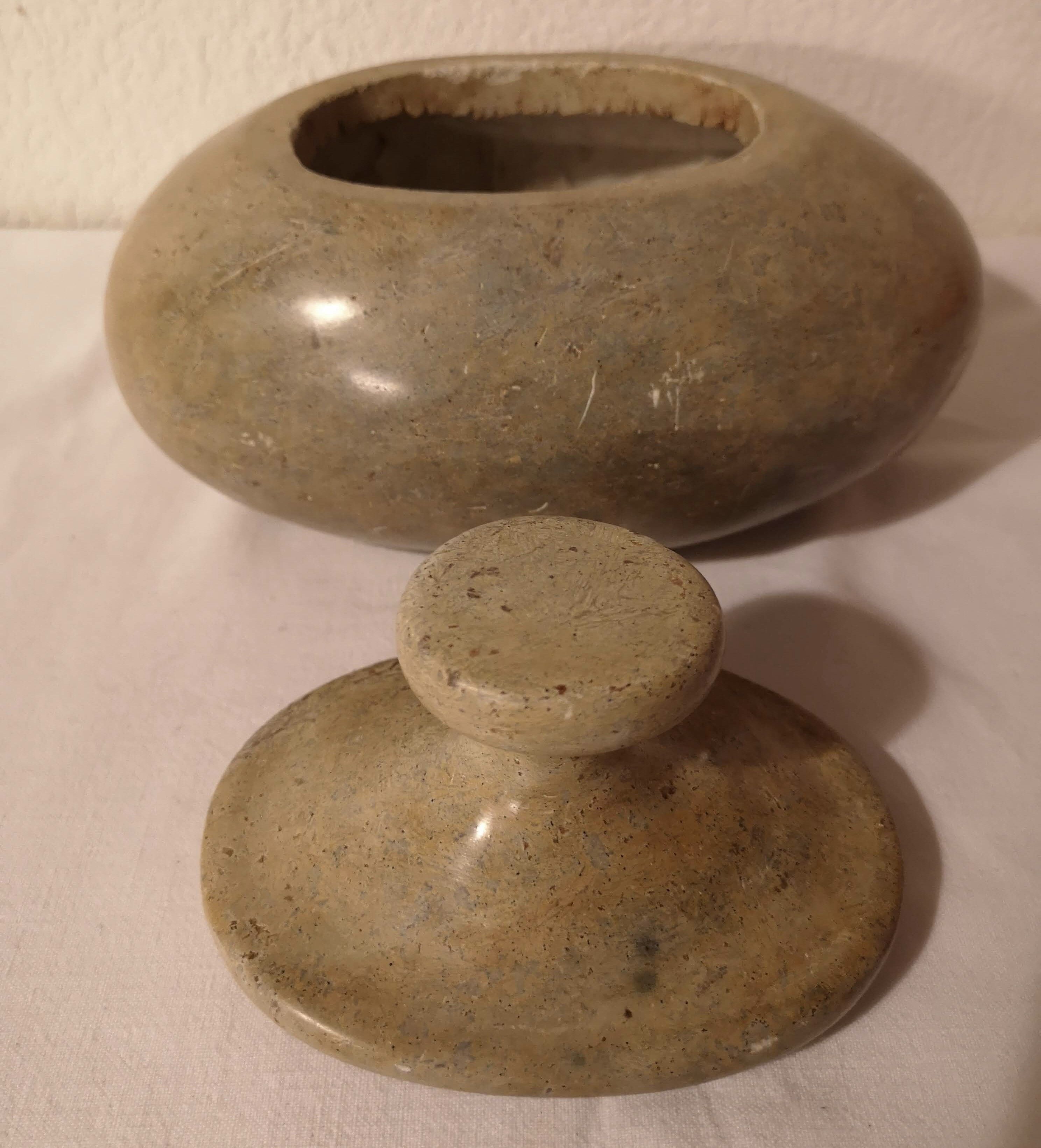 Pot artisanal en pierre polie de Mbigou du Gabon