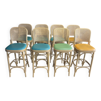 Lot de 8 chaises hautes de bar type Thonet cannage, bois clair et skaï de couleur