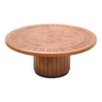 Table basse ronde vintage brutaliste de VAD Trævarefabrik avec plateau en cuivre
