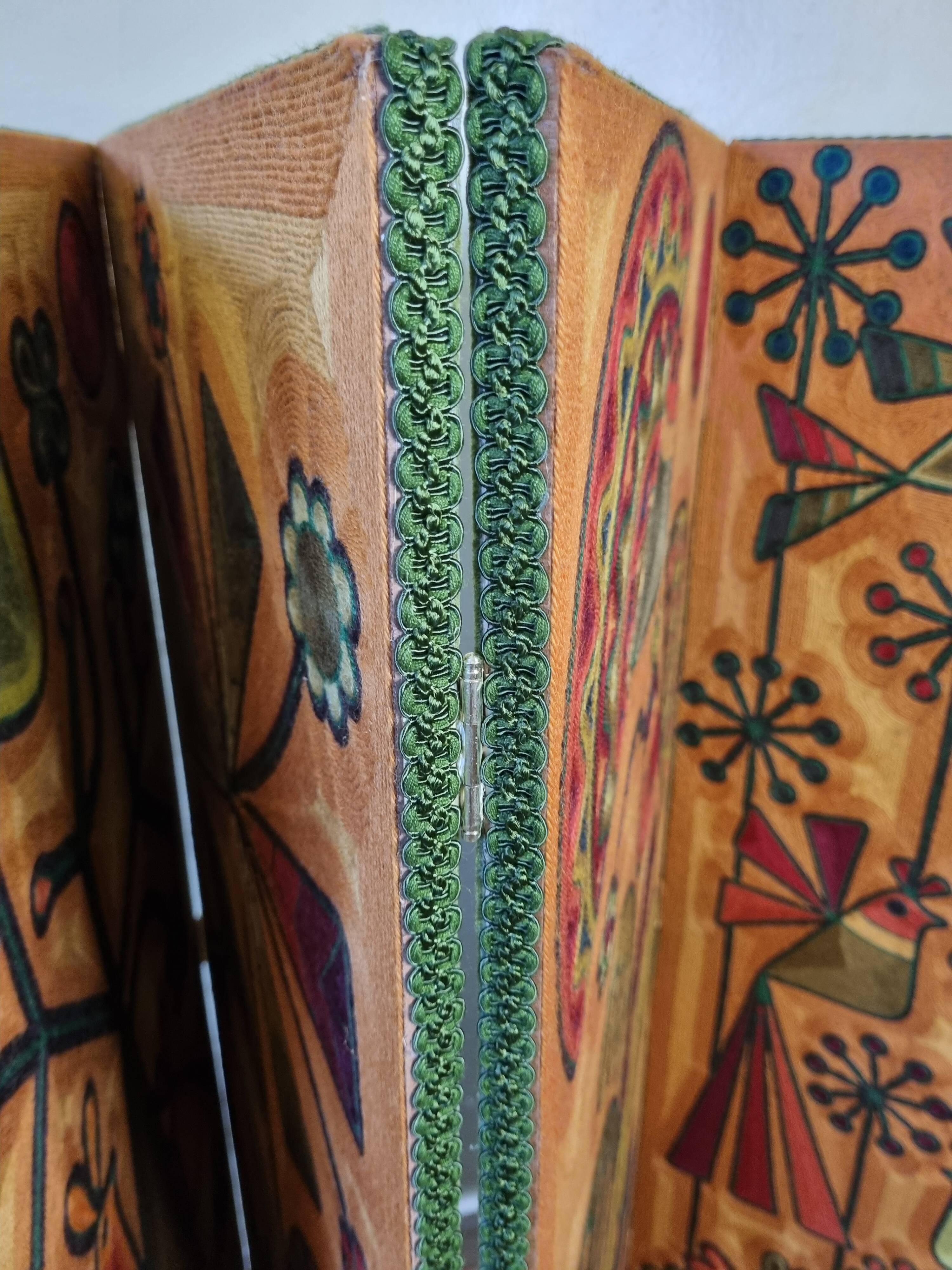 Screen decorated with wool threads, “Huichol” art, Sofia Ribeira, 124 cm