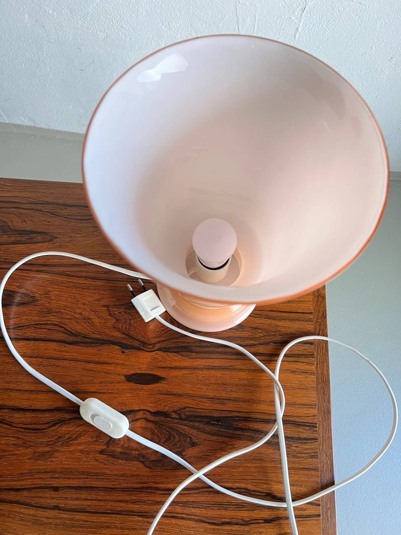 Lampe de table en verre opalin couleur chair | Suède | Années 1960