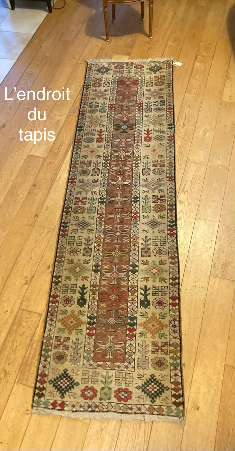 Hand-knotted oriental rug made of pure wool.