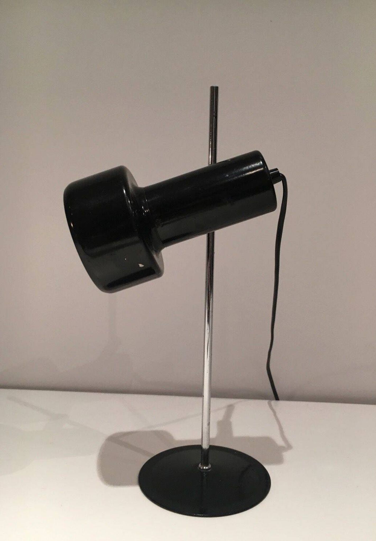 Lampe réglable en métal laqué noir et chrome. Travail français. Vers 1970