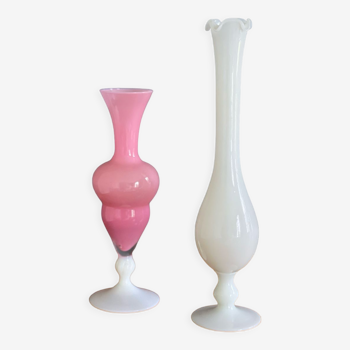 Duo de vases en opaline rose et blanc laiteux