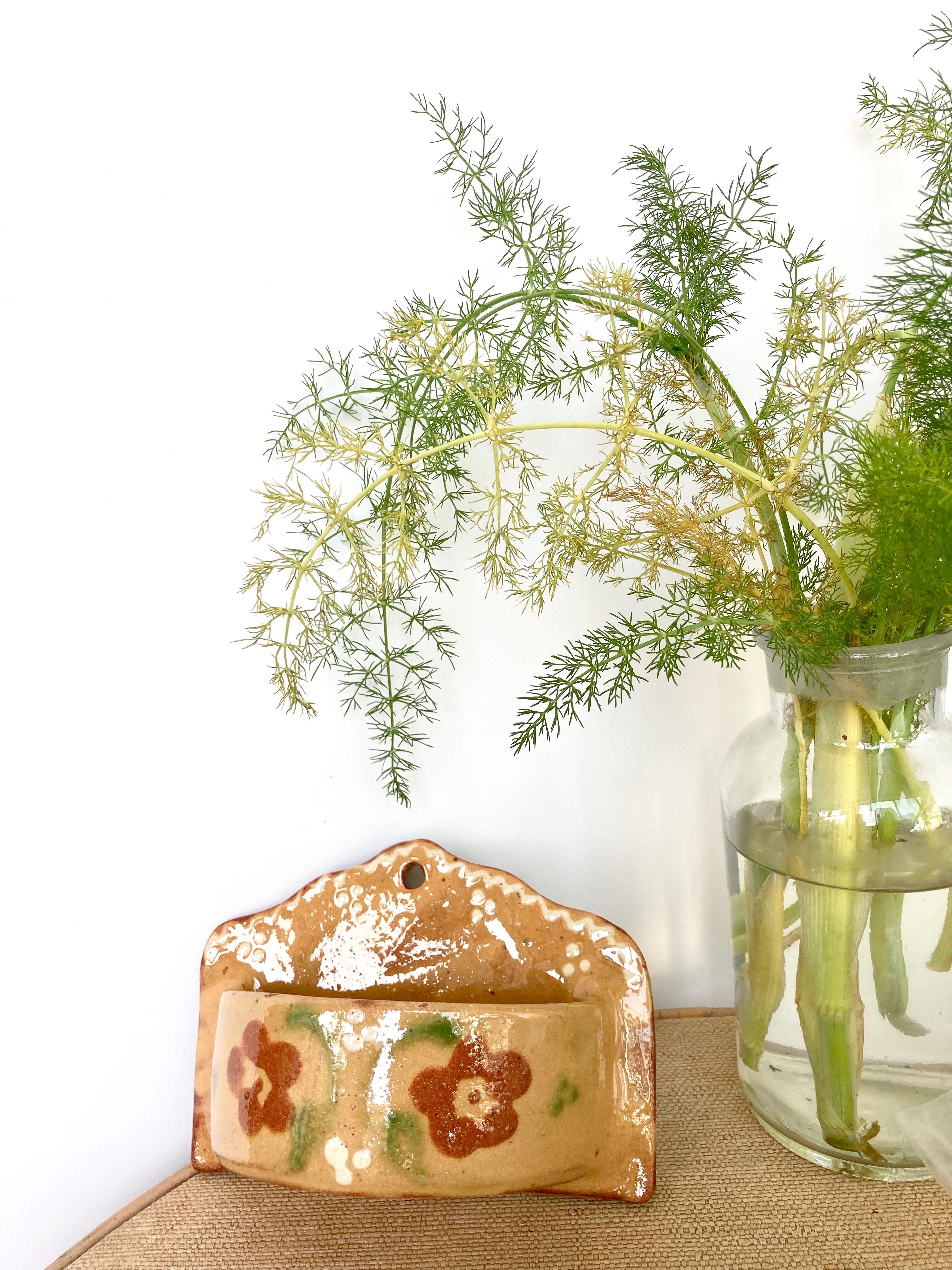 Empty pocket, soap holder wall