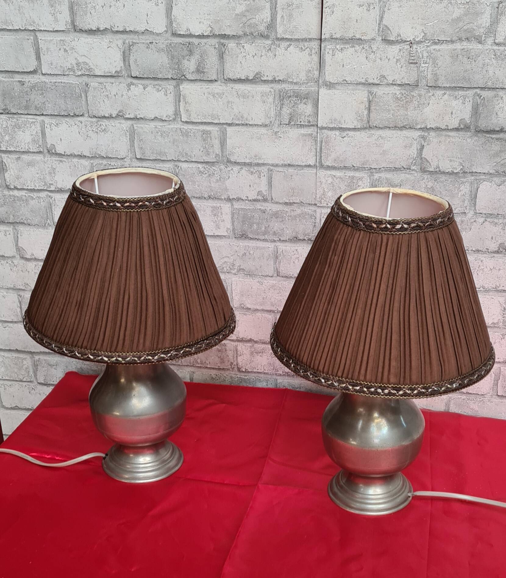 pairs of tin lamps and pleated lampshades h40x26 electricity to super condition standards