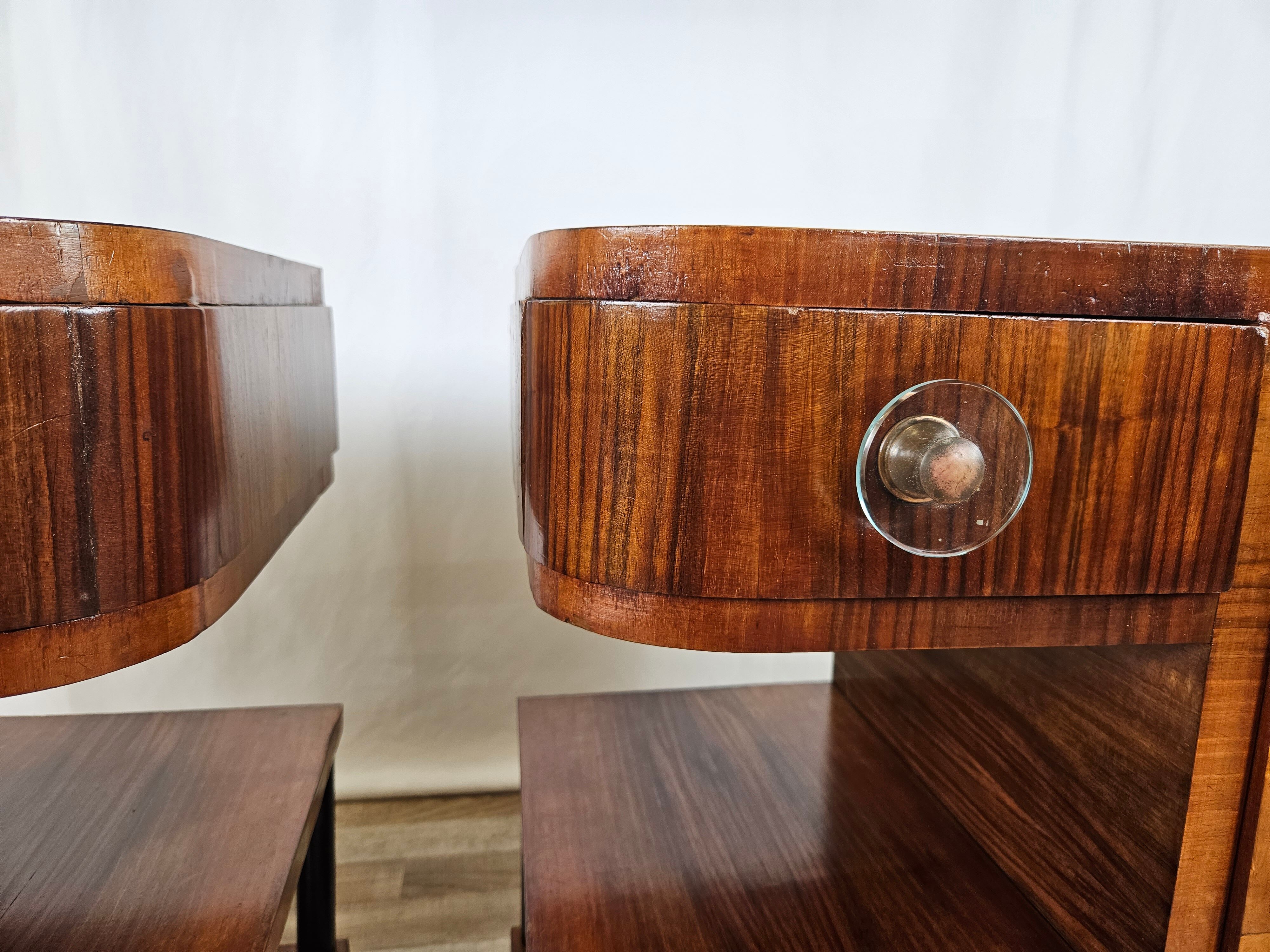 Pair of Art Decò bedside tables in walnut and thuja