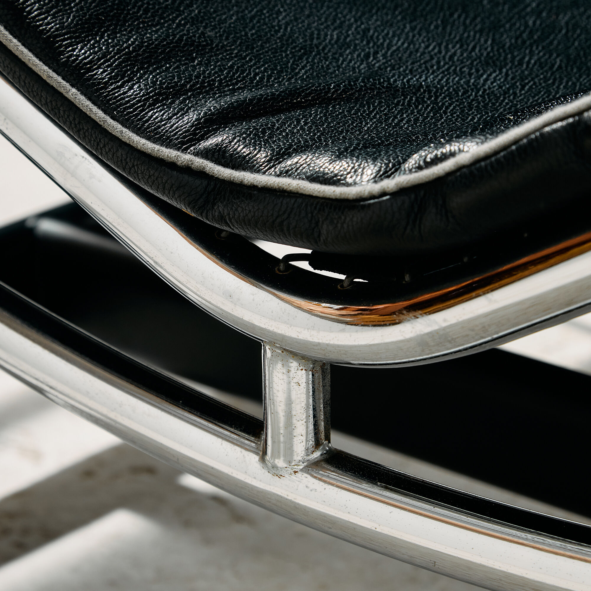 Fauteuil lounge LC4 par Alivar