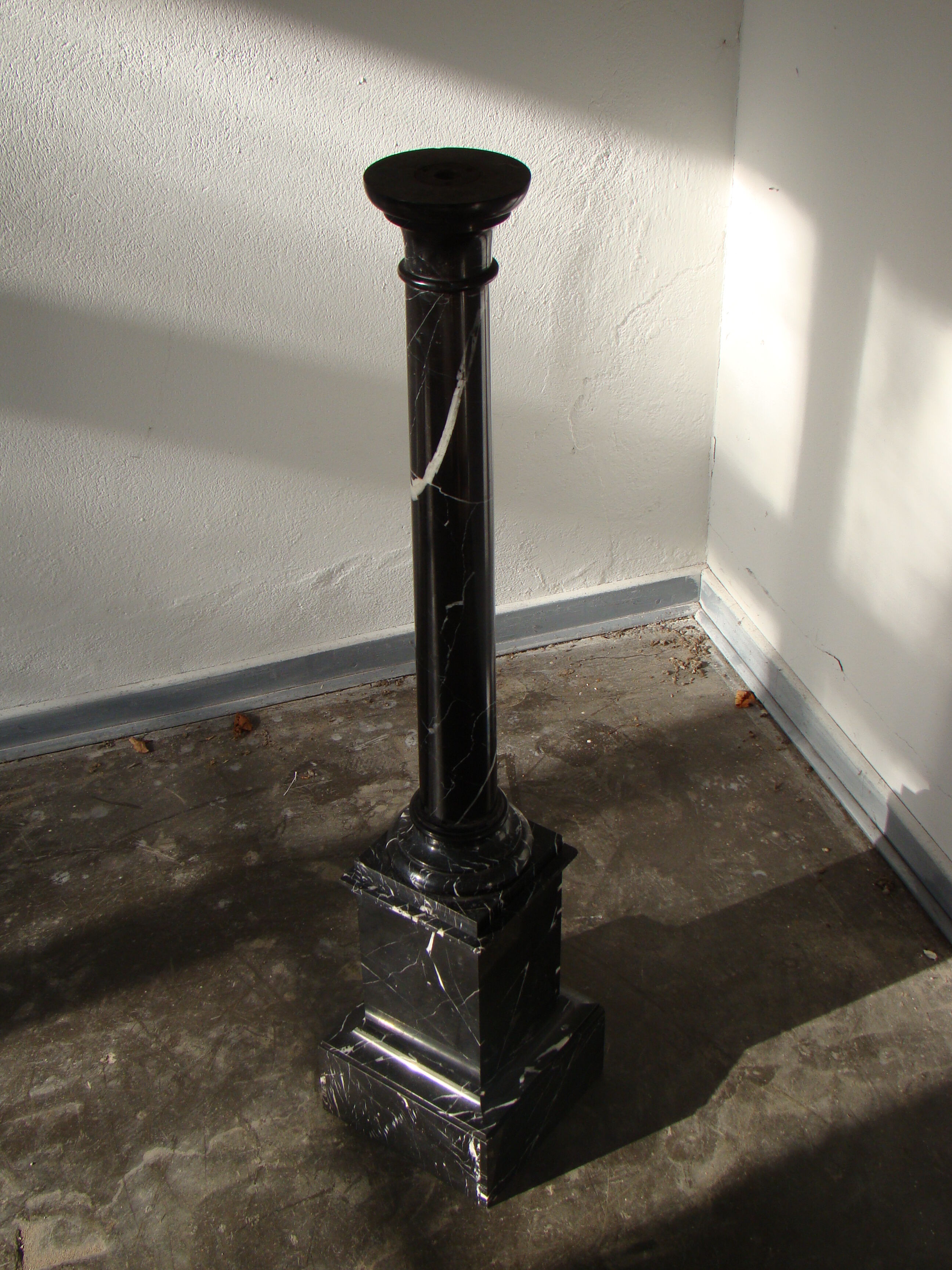 Pilier ou colonne en marbre noir