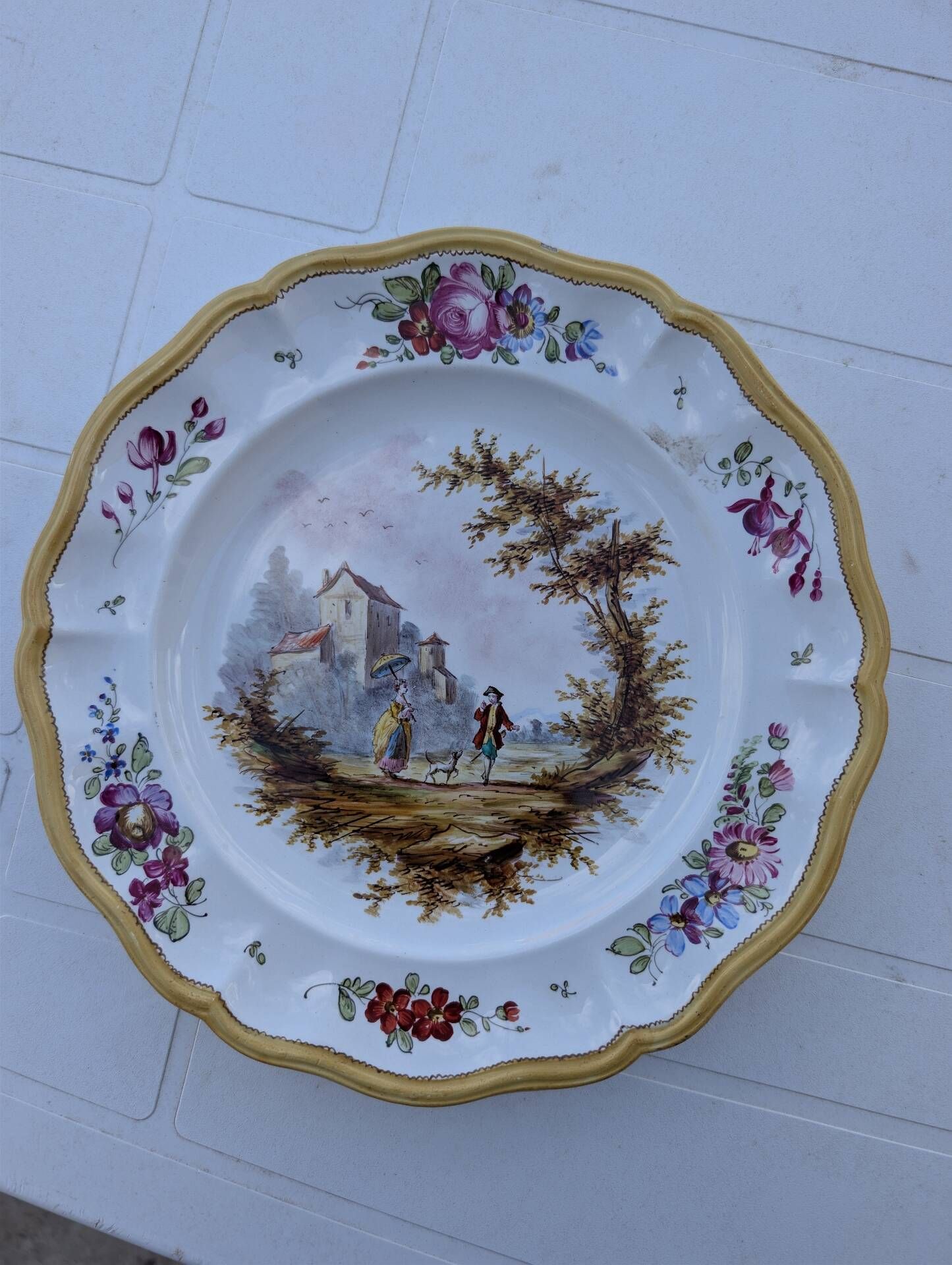 Assiette en faïence émaillée décor polychrome peint à la main