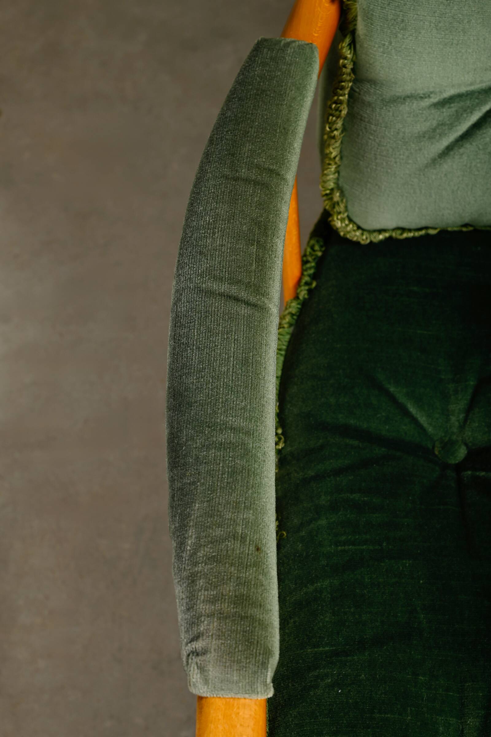 Fauteuils Skrindan en hêtre et velours vert, par Kerstin Hörlin-Homquist, Suède