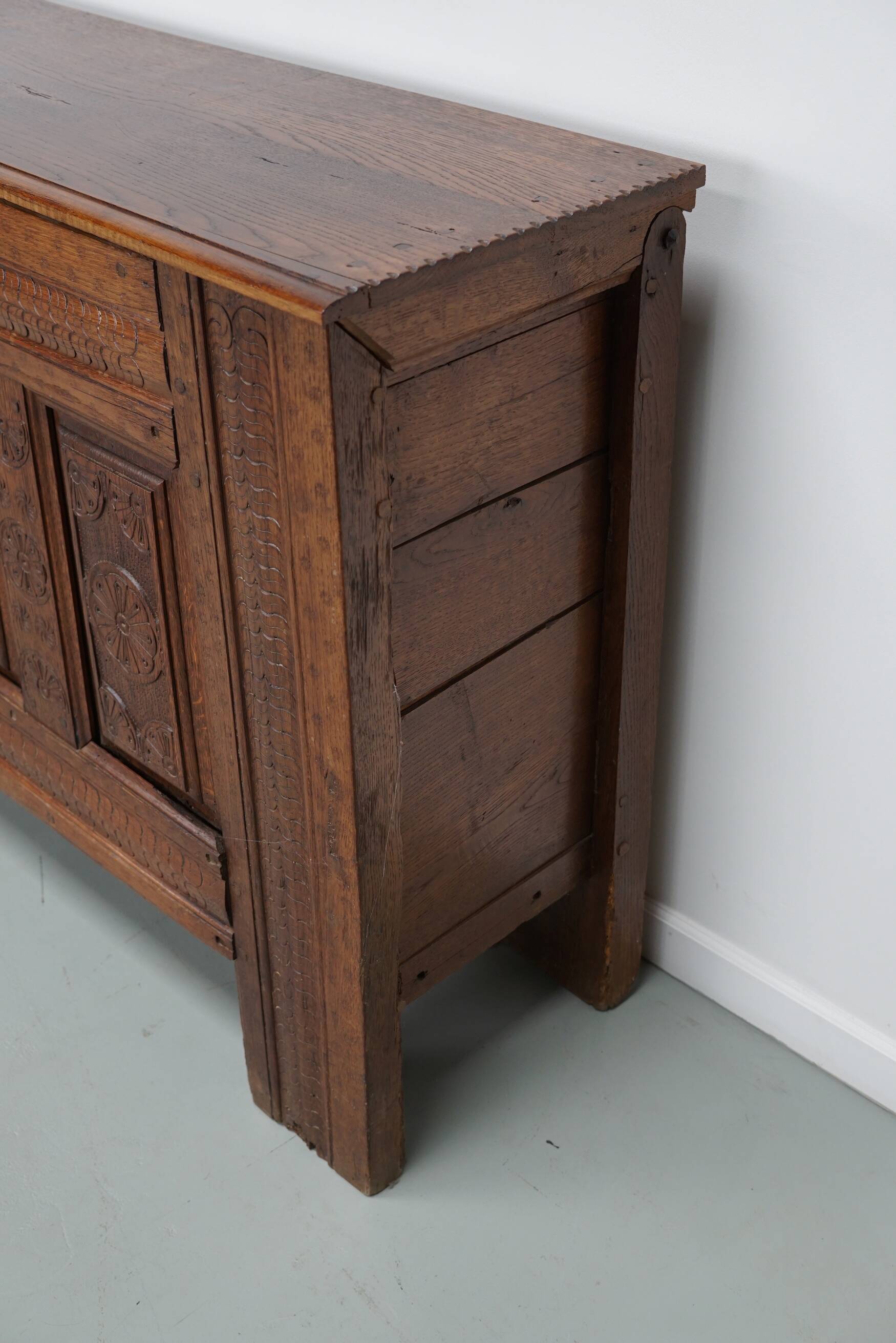 Commode / table d'appoint en chêne sculpté hollandais du milieu du XVIIIe siècle