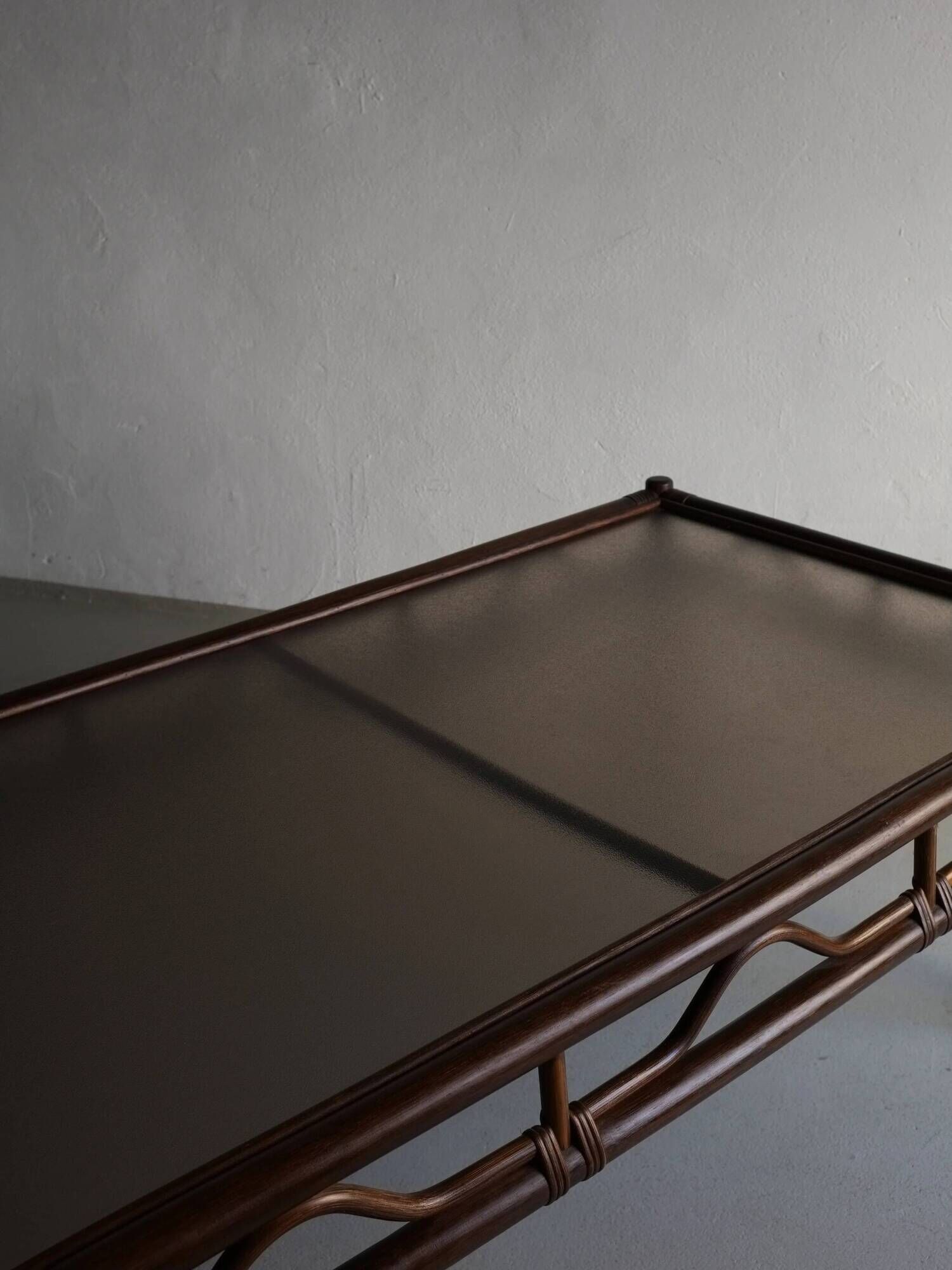 Table basse en rotin foncé et verre | Années 1980
