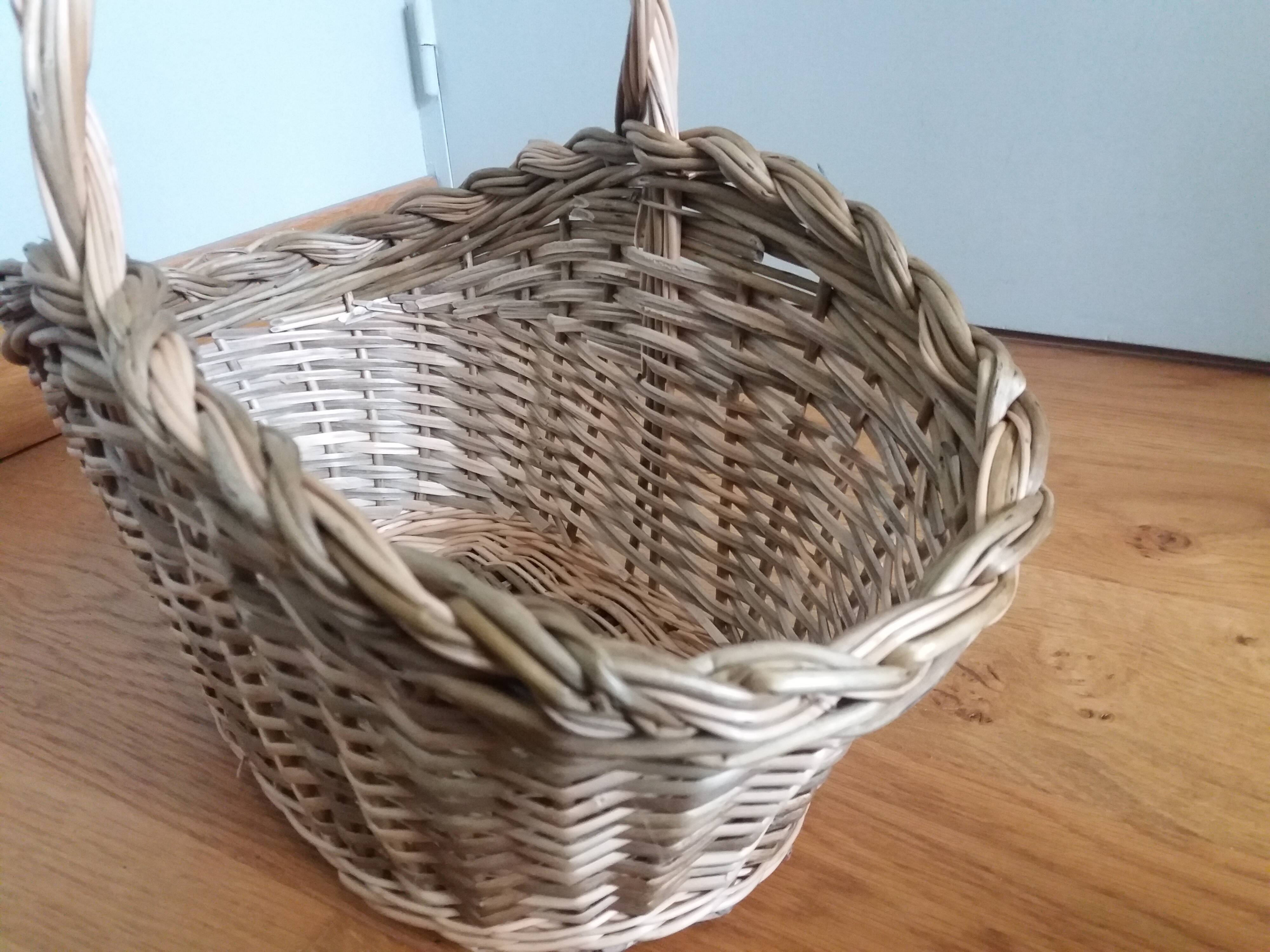 Basket with wicker basket handle
