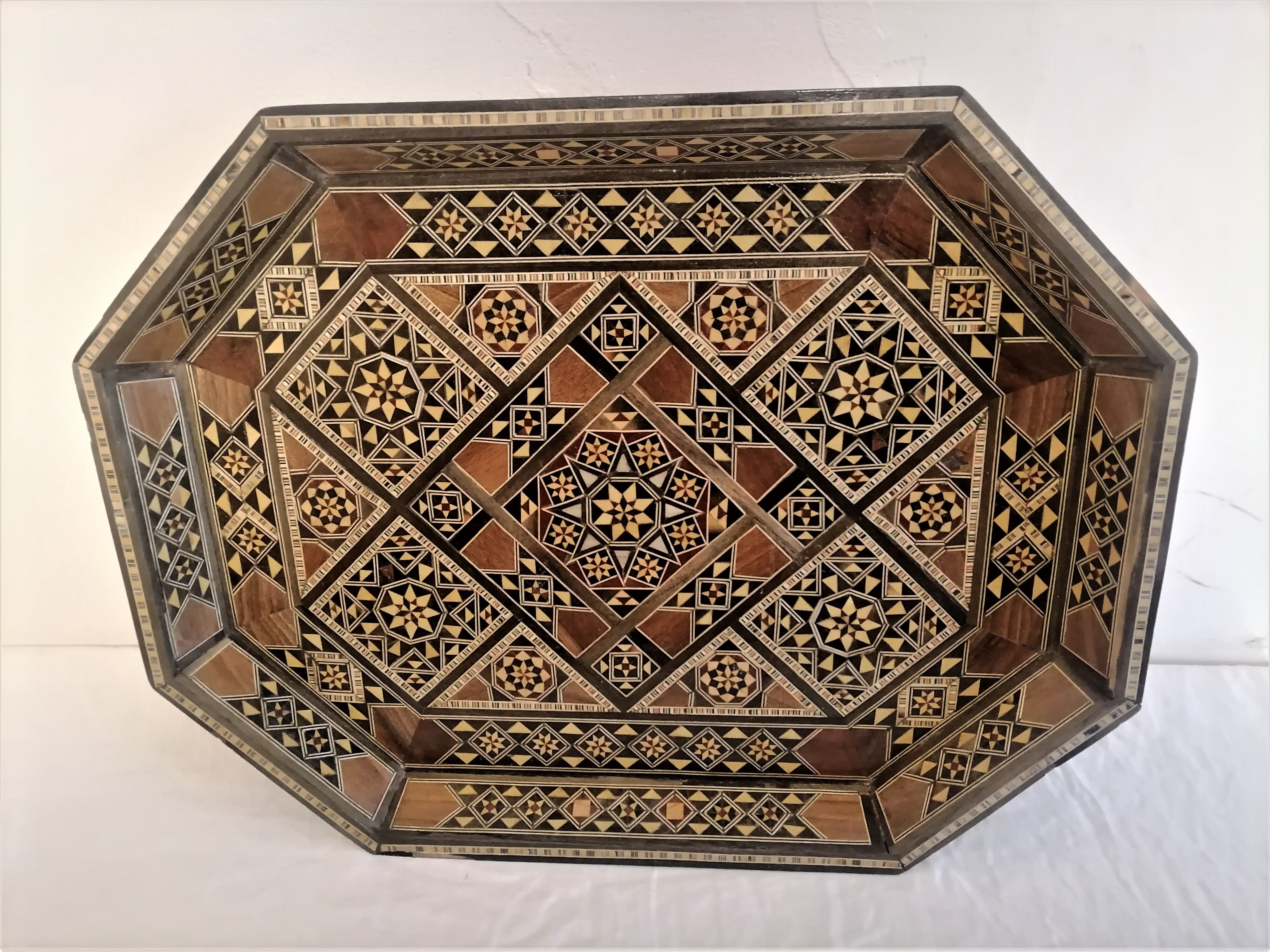 Syrian service tray in fine marquetry. First half of the twentieth century.