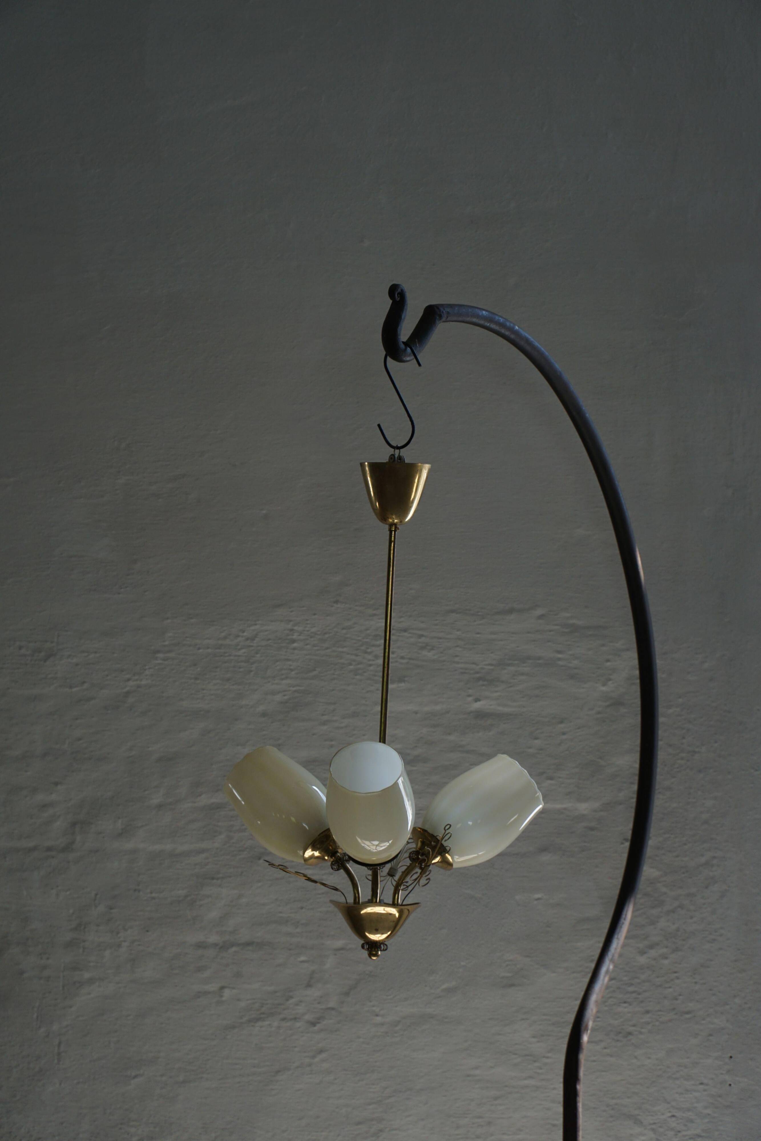 Paavo Tynell for Idman OY, 3-arm chandelier in brass and glass, mid-century, 1940s.