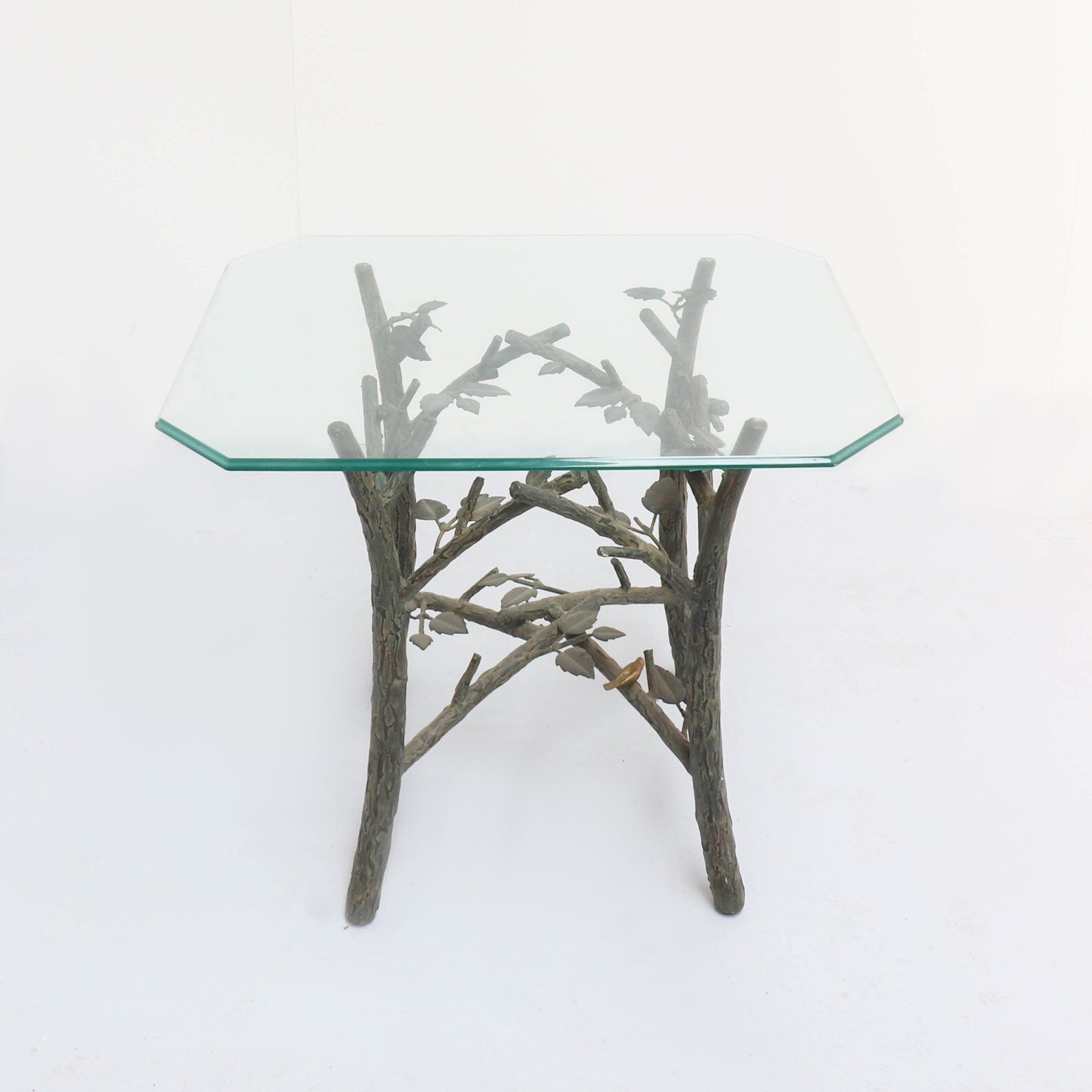 Une table d’appoint vintage dans le style d’Alberto Giacometti