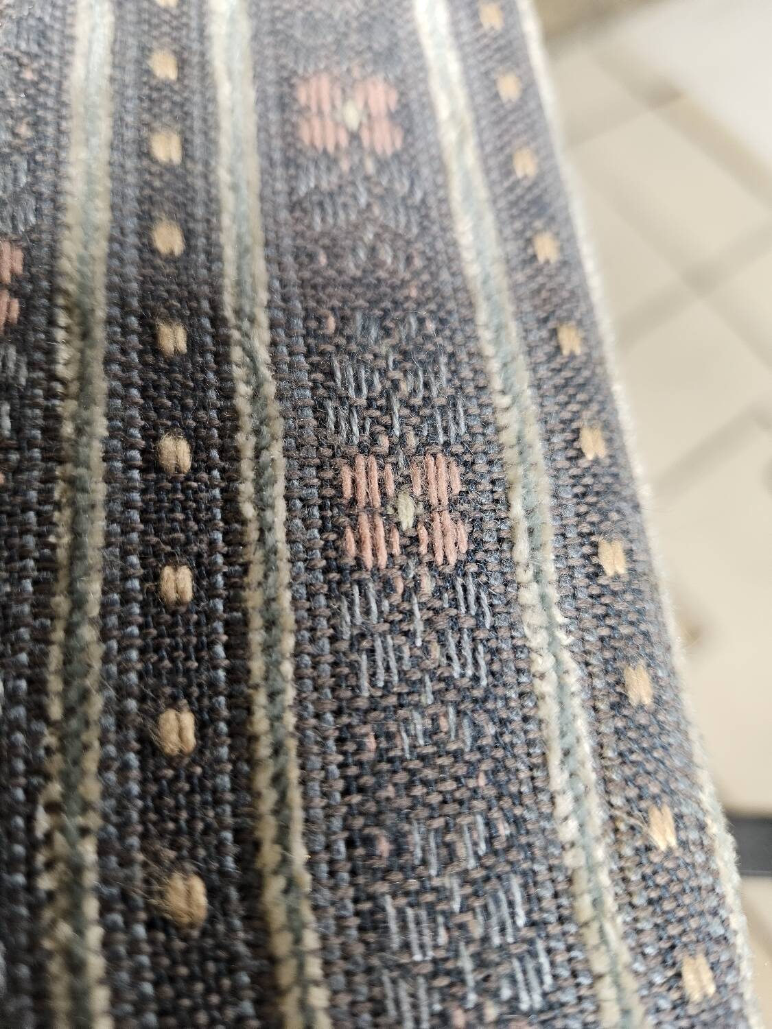 Vintage Knoll style bench with metal legs