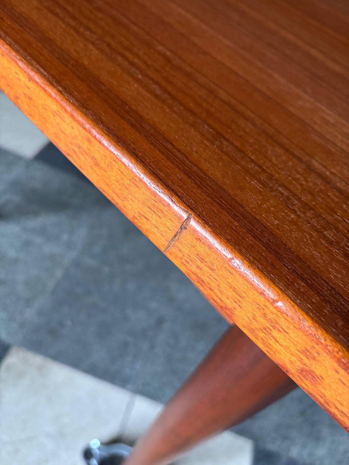 Extendable teak table