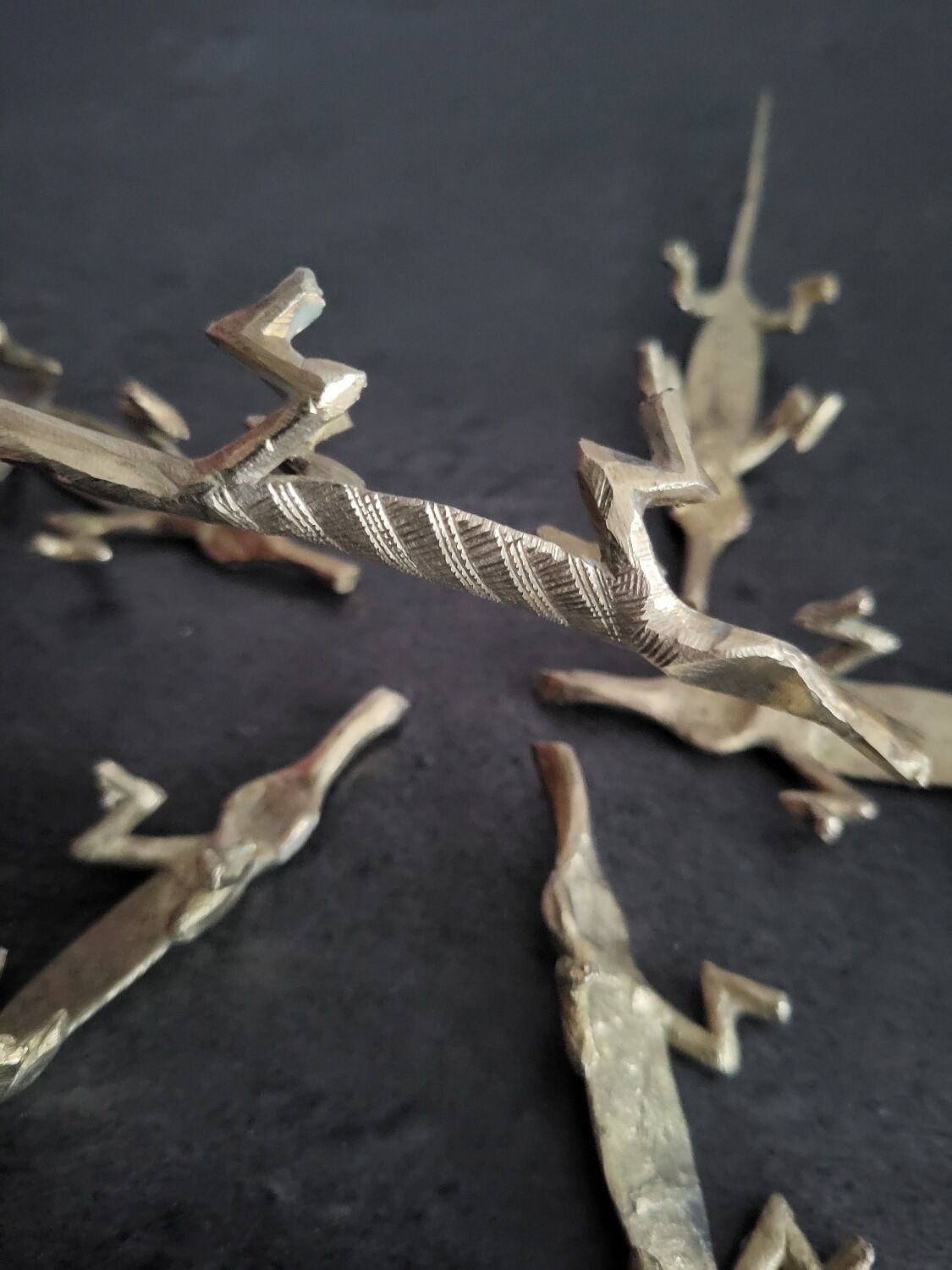 6 vintage knife rests, brass crocodiles, in excellent condition.