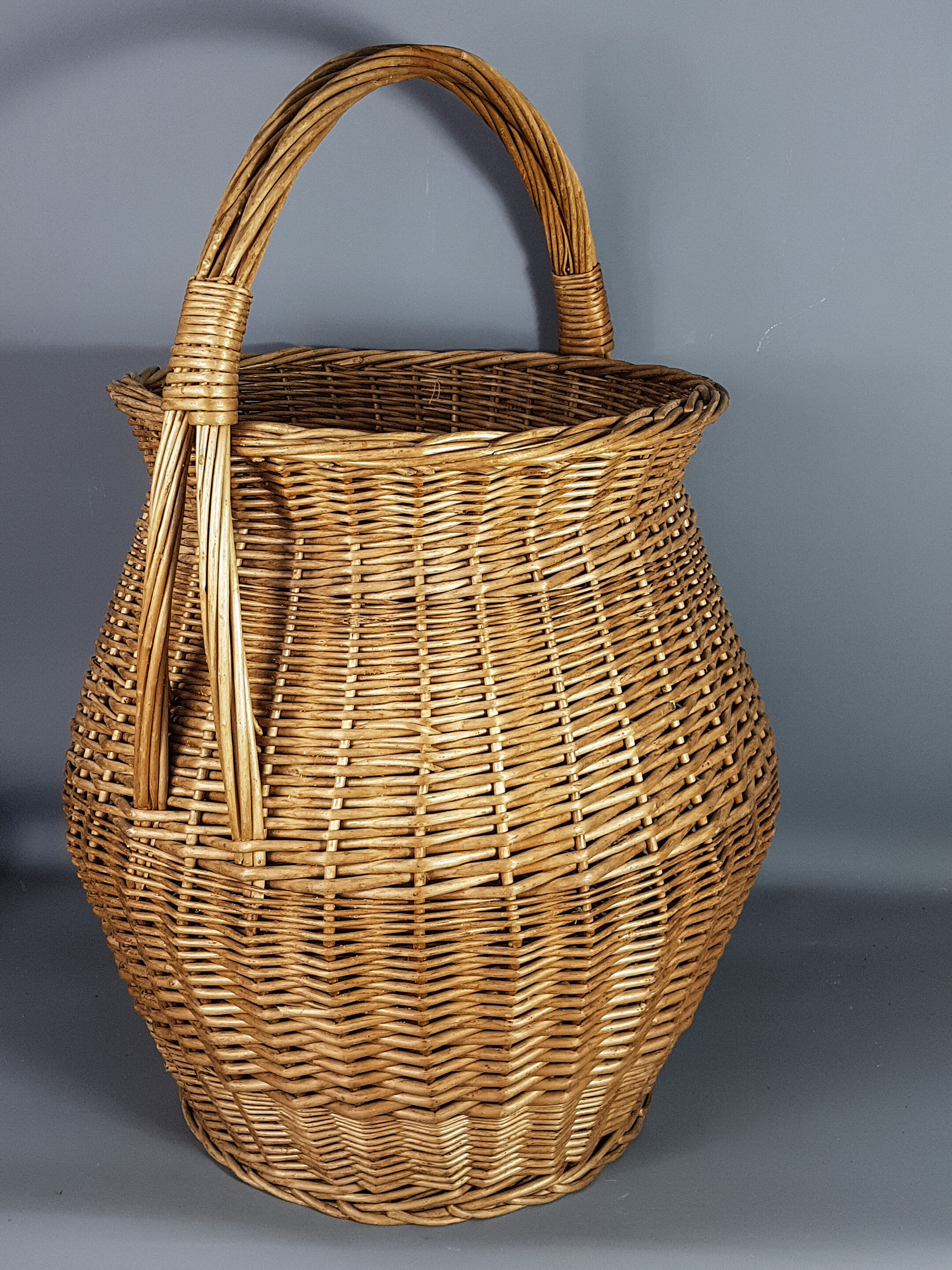 Large basket or basket in vintage rattan 60/70s. Very nice clean state.