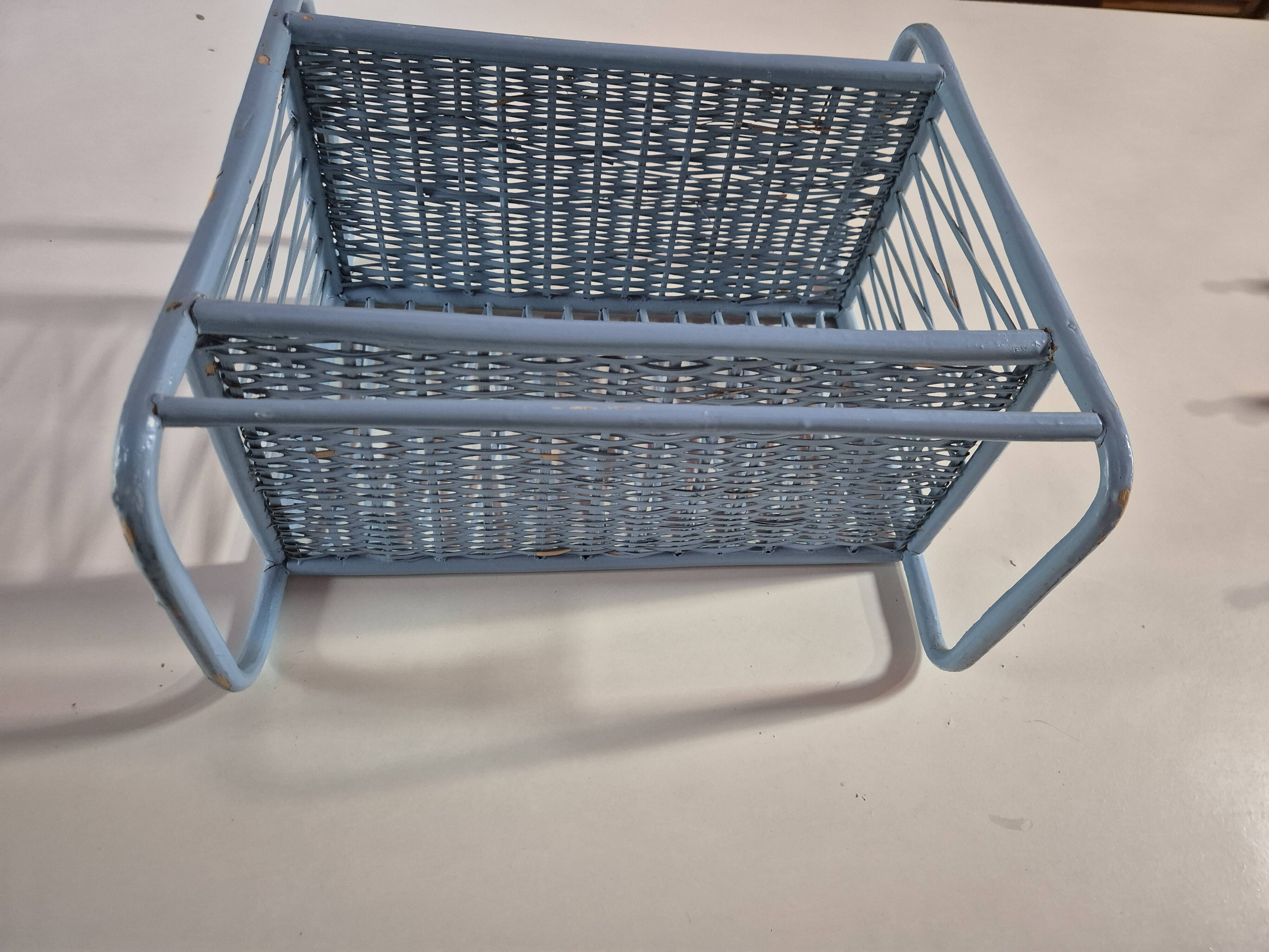 etagere en rotin vintage bleue  largeur 35cm hauteur 34cm profondeur18cm