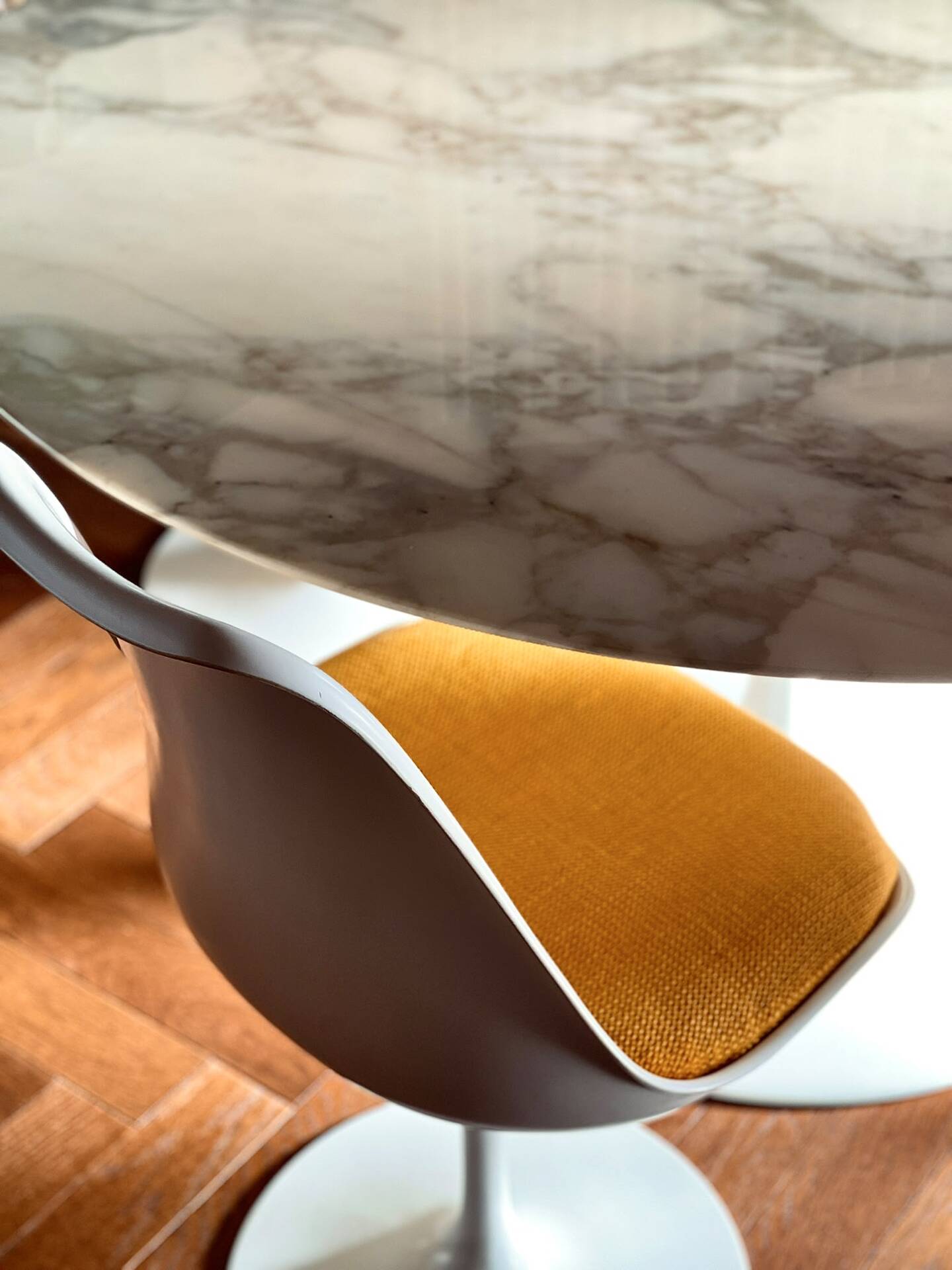 Tulip Knoll Table Saarinen + 4 chairs – Vintage design – Calacatta marble