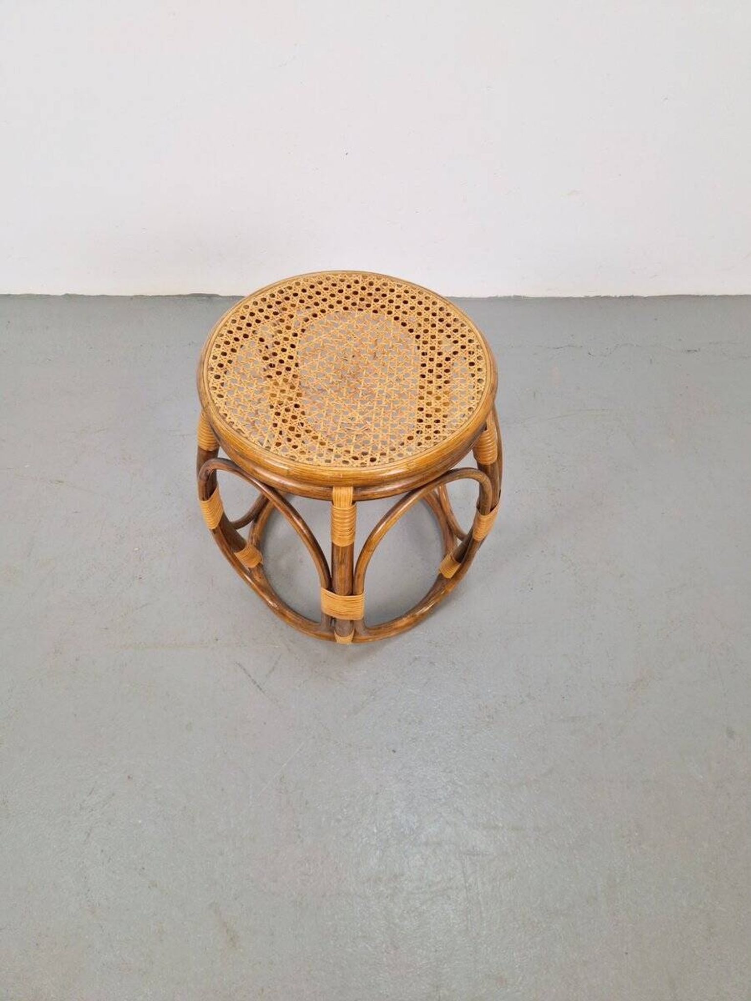 Tabouret rond en bois cintré et en osier, années 1970