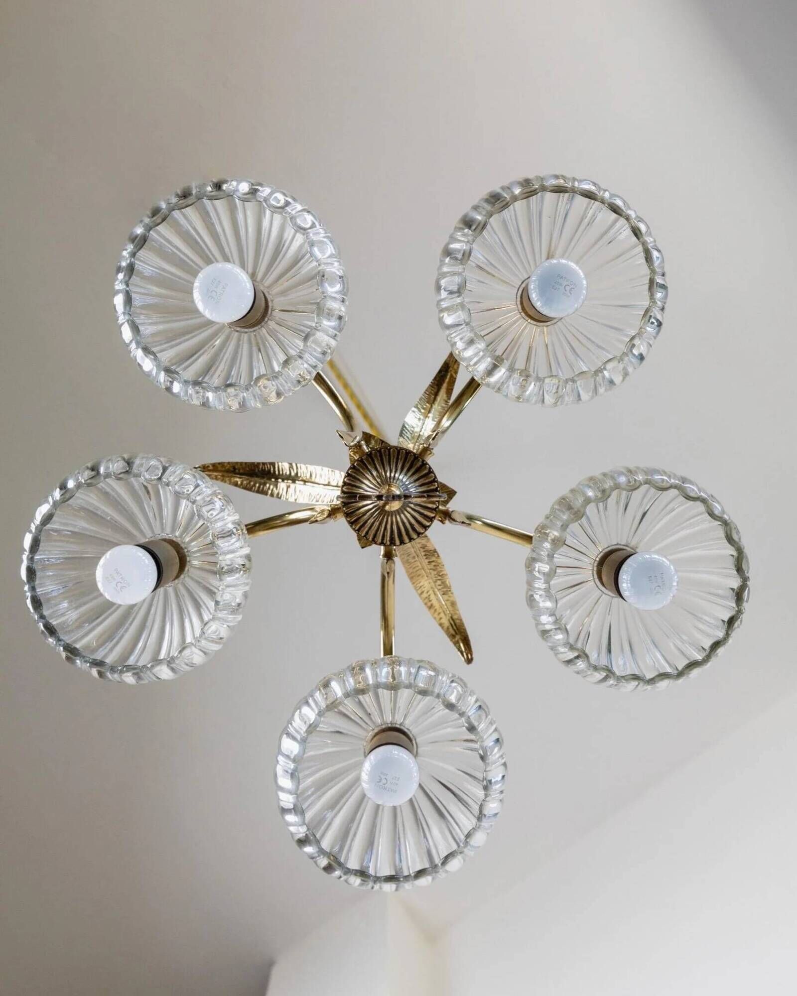XL Clear Murano Glass and Brass Chandelier, Liberty-Style Organic Leaf Design, Italian 1960s
