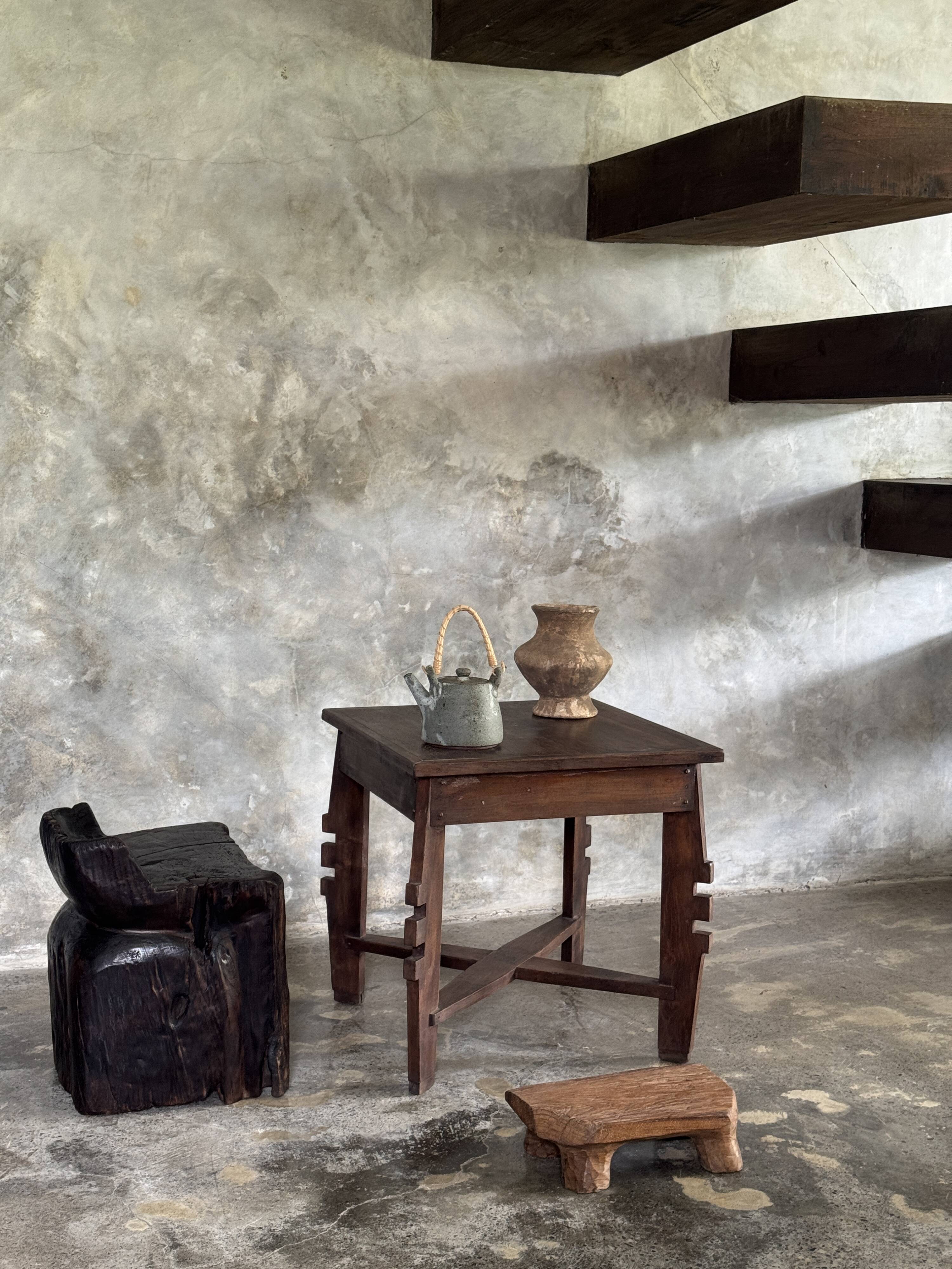 Stool, tabouret or low Japanese-style armchair in brutalist monoxyle radica.