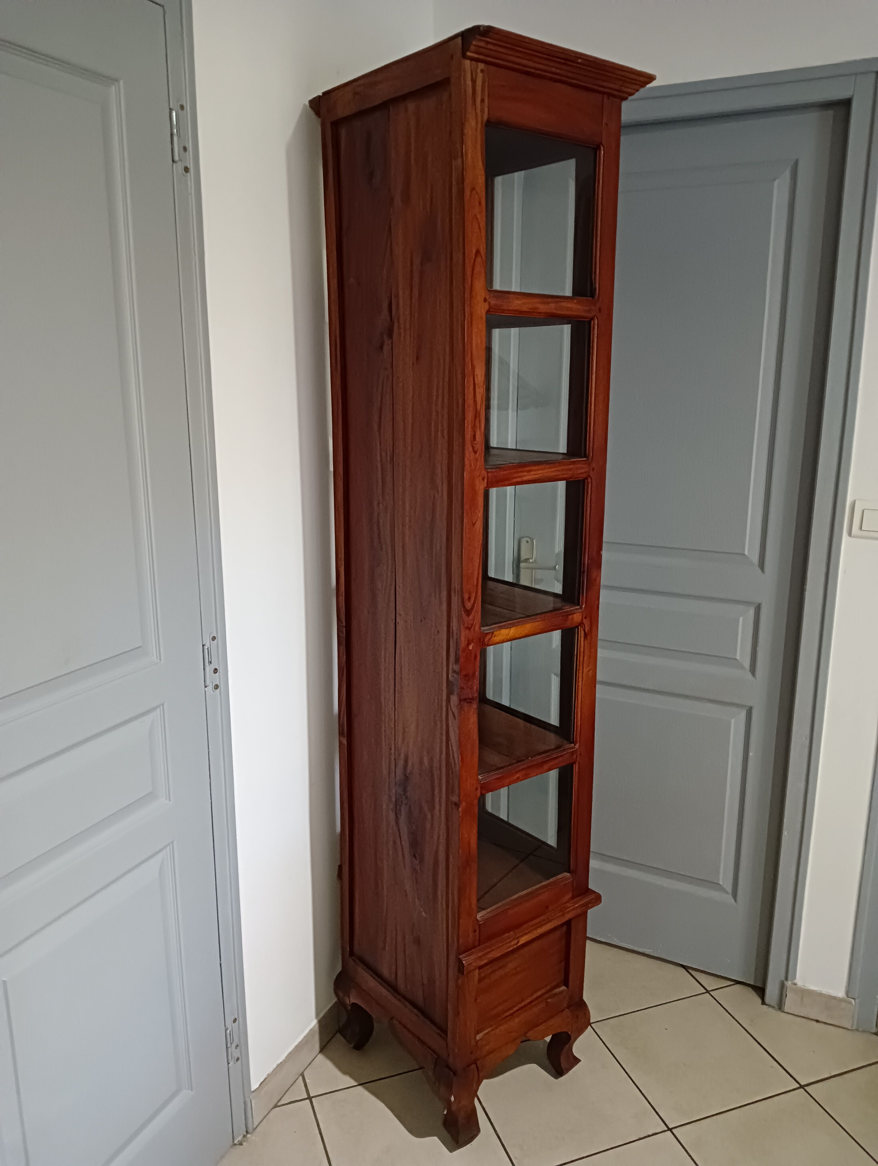 Mahogany column showcase, 1 glass door, 1 drawer, 5 wooden shelves