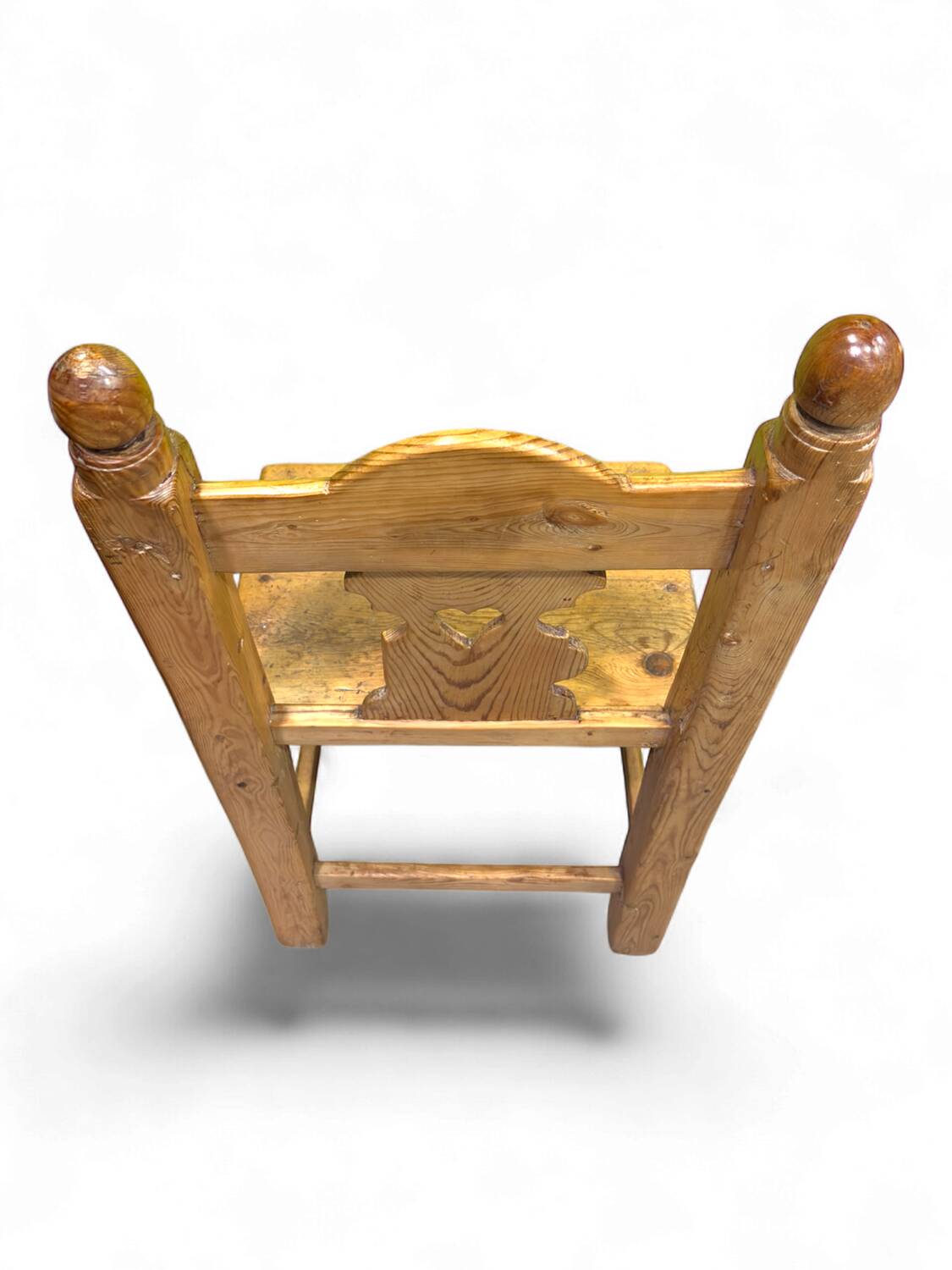Chaise en bois primitive style brutaliste 19e siècle