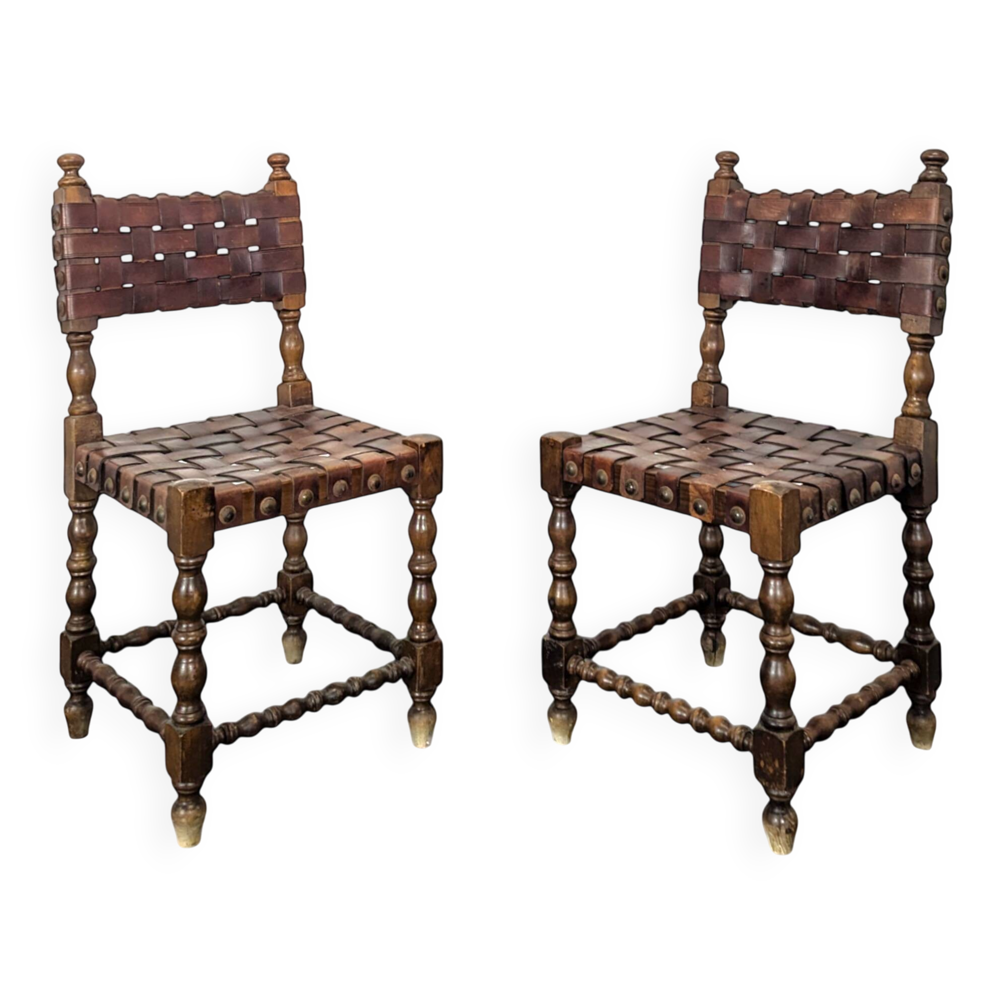 Paire de chaises style espagnol en sangles de cuir