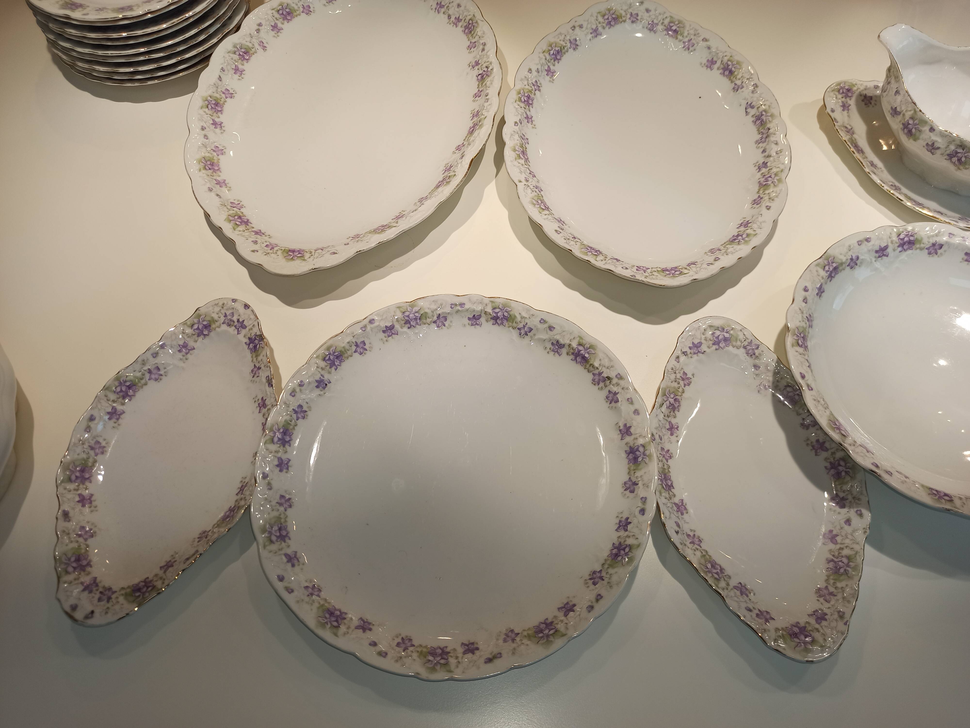 Table service 31 pieces in porcelain. Floral polychrome pattern