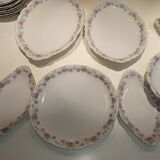 Table service 31 pieces in porcelain. Floral polychrome pattern