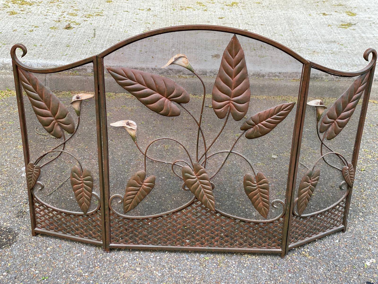 Foldable wrought iron fireplace screen sculpted from the 1950s.
