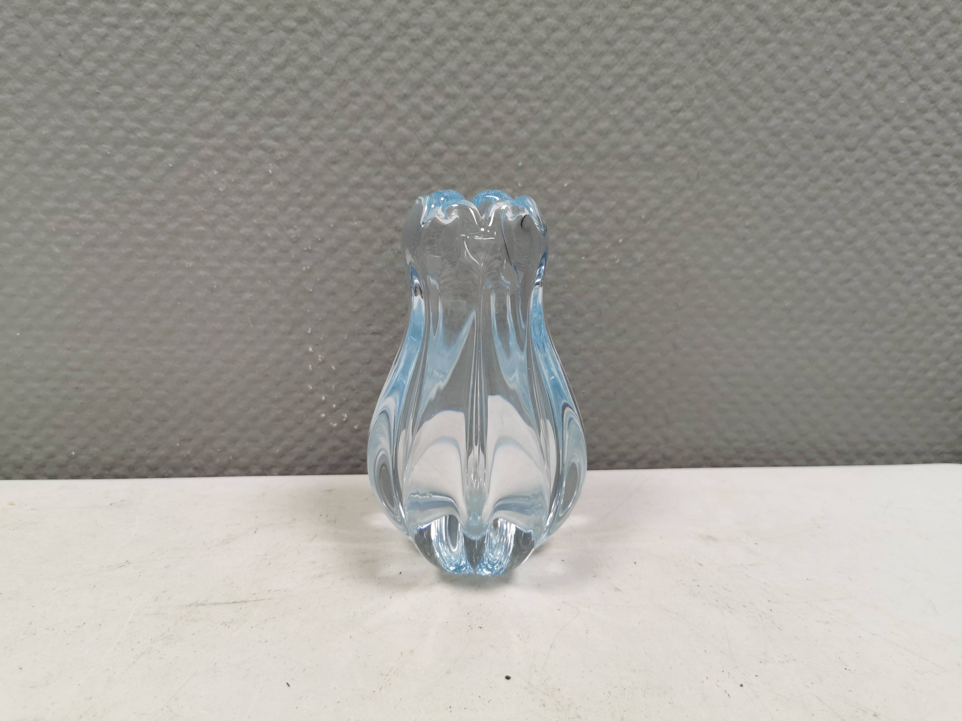 Vase en verre bleu glacé par Vicke Lindstrand pour Orrefors Suède années 1930.