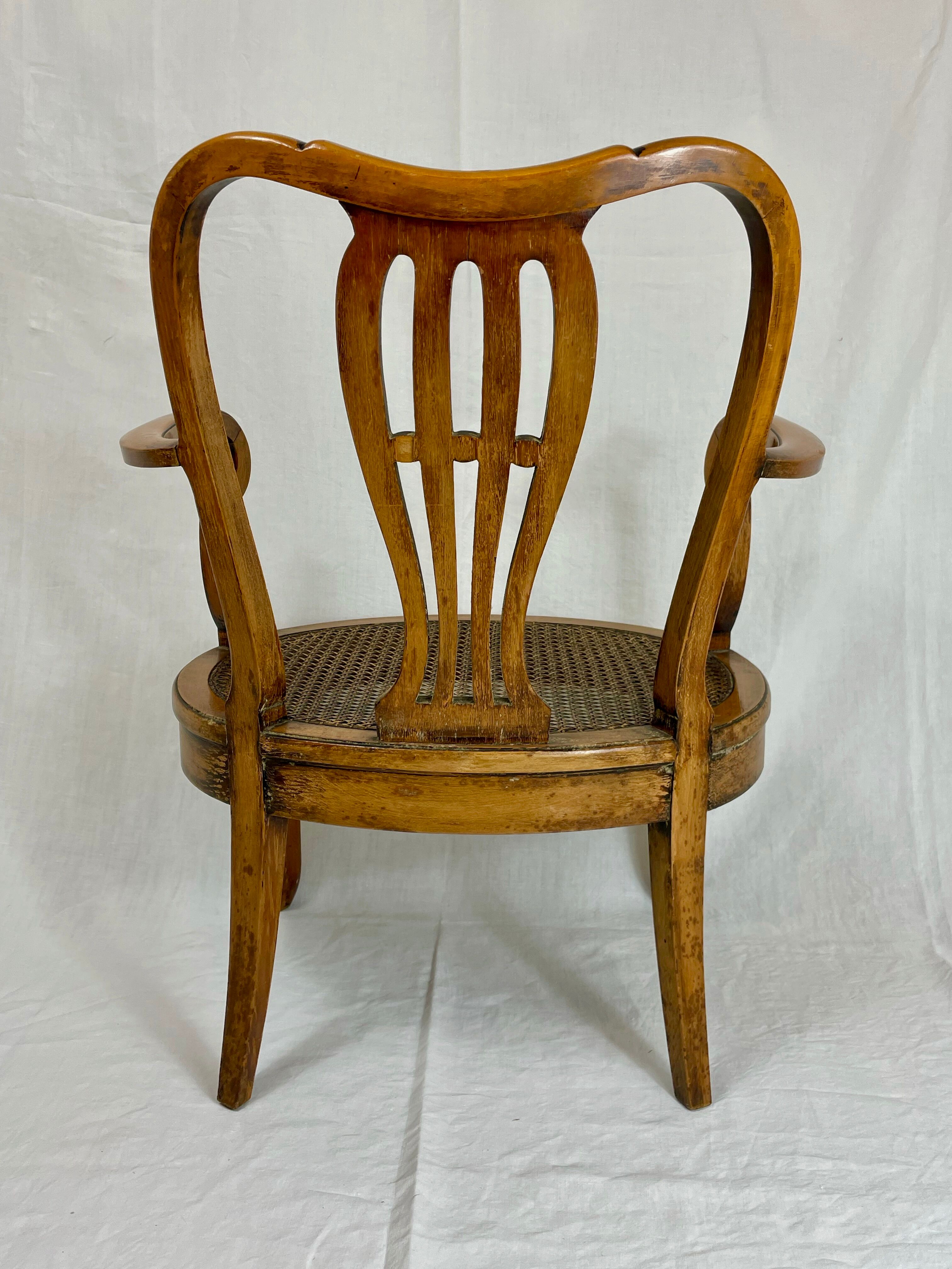 Fauteuil bas anglais en bois ajouré à assise cannée, 19e siècle